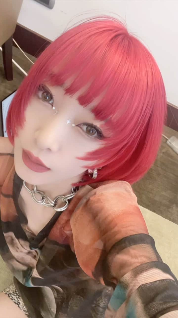 AYAのインスタグラム：「Me 🔴  海外前にはヒメルでメンテナンス✔️ @hml_u2a @kashiwamanhair  いつも綺麗なカラーありがとうございます 顔周りのマッシュカットもお気に入り✌︎」