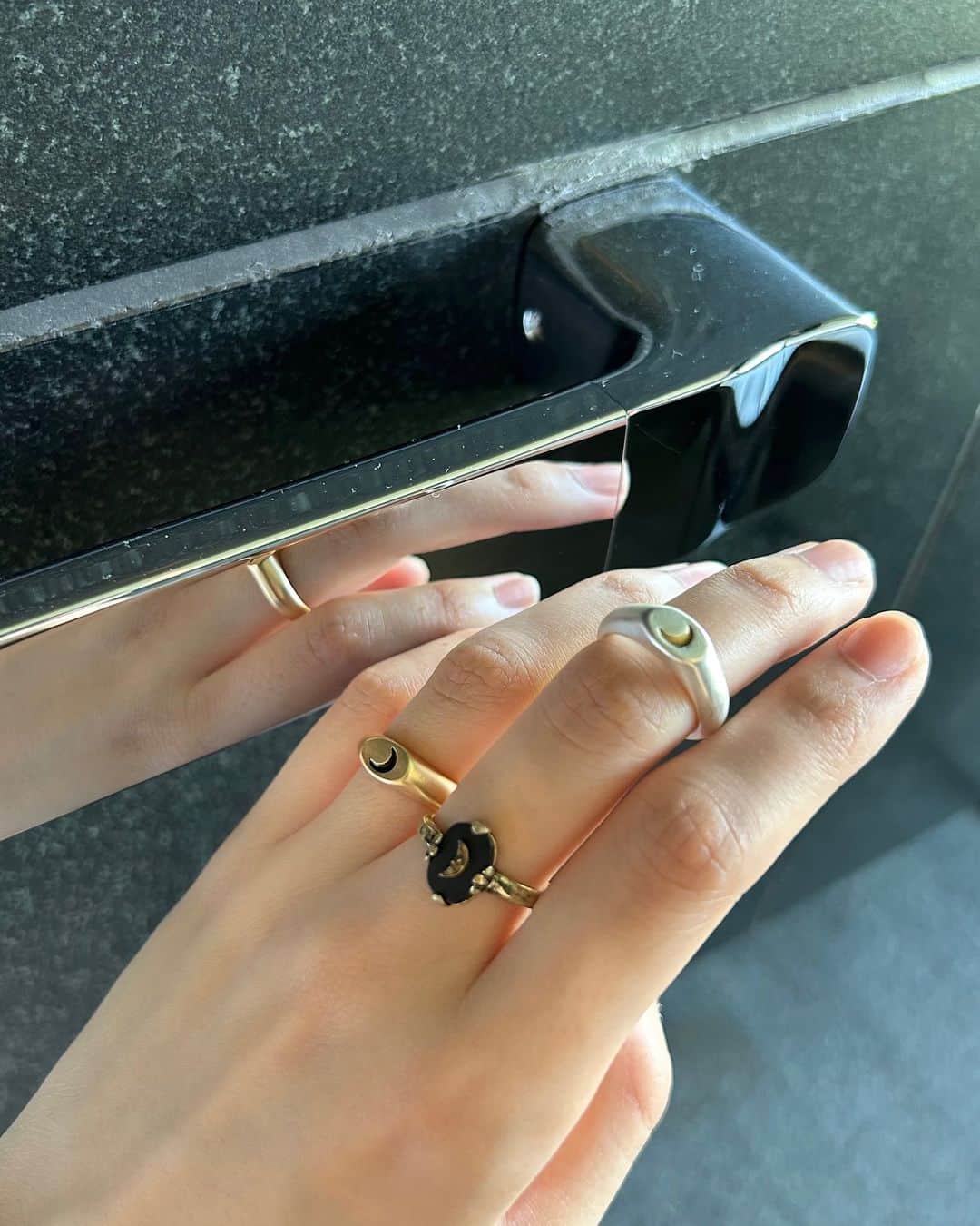 のインスタグラム：「🌛🖤  @_.anu.official_ の1stCollectionが 解禁されました☾  Anuが初めて出会った女性はLuna。 見つけたものは知性。  この物語のはじまり、 何も知らない少女が最初に出会うのは“知性“ それはずいぶんと前から構想していたこと。  私が気づくと目で追ってしまう人は 振る舞いや言動に奥ゆかしさが滲みでている。 知識人だとか高学歴とかそんな即物的な事ではなくて その人の想像力の蓄積から溢れちゃう色気に近い何か。  私の中で知性のモチーフは月。 1stコレクションでは 月と知性を軸にクリエイティブを展開しました。  @_.anu.official_ では毎回コレクションごとに それを言語化したストーリーを寄せているのですが ここで表現する言葉は なんだか自分が剥き出しすぎて ちょっぴり恥ずかしいけど 素直に抽出できるの場所ができたのは、嬉しい気もする。  神秘的で、目が離せないお月様。 知性が醸す色気はどうしようもなく素敵だ。  ＿＿＿＿＿＿＿＿＿＿＿＿＿  LUNA ☾ .. intelligence  知ることを知ることは 聡明な彼女を喜ばせる  好奇心に潤む瞳は逃さない  無知という余白に描く 想像力のラブレター  唇から溢れる言葉の羅列に 賢さを一滴忍ばせて  満月の下、きみに甘い口実を  _ ☽知性 ＿＿＿＿＿＿＿＿＿  @_.anu.official_」