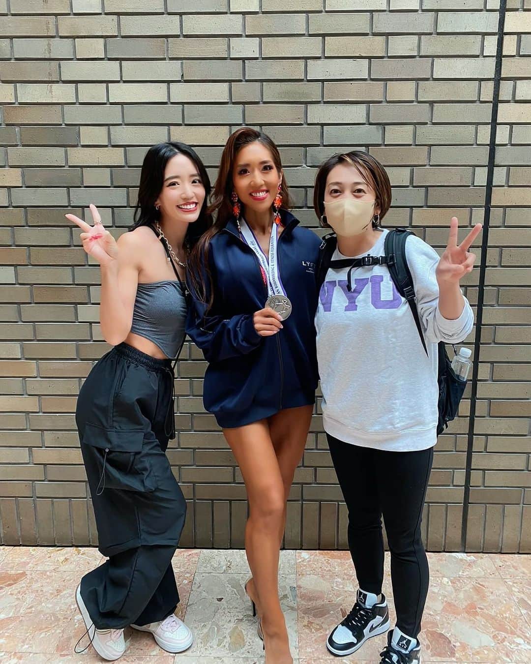 柳本絵美のインスタグラム：「@az.dancy の大会観戦へ💫 美しくて、可愛くて、眩しい。 本当に感動のステージでした🥹💕  つらいはずなのに、いつも笑顔で みんなを明るく照らすみるきー🥰 友だち(先輩だけど)としても、 仕事仲間としても尊敬しかないです🫶 仲良くなったのは最近だけど、時間なんて関係ないな🤣  辛い時に支えてくれた2人🥺📷 @yuzuhonoka みゆきもいつもありがとう😘 私も大会頑張るねっ💪❤️‍🔥 海外行く前のラストご飯が待ってるぅ🤤💓」
