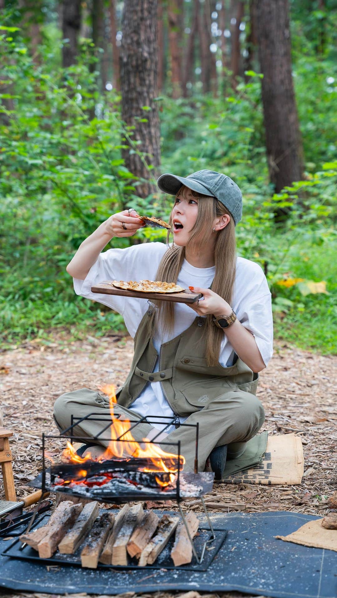 のインスタグラム：「はちみつトルティーヤピザ🍕🍯レシピ有り⏬ 　 トルティーヤピザの第3段！！ 甘い系作ってみました😆 　 はちみつとチーズの組み合わせは 意外にも合うのですよね🤭 　 　 ▫️材料 ・トルティーヤ　　2枚 ・チーズ　　　　　お好み量 ・くるみ　　　　　お好み量 ・シナモン　　　　お好み量 ・はちみつ　　　　お好み量 　 　 ▫️作り方 ①トルティーヤ→チーズ→トルティーヤ→チーズの順で重ねる。 ②くるみを砕きながらトッピング。 ③シナモンも振りかける。 ④フライパンを温め、③を蓋をして焼く。焦げないよう弱火〜中火で。 　(アルミホイルでもOK) ⑤チーズが溶けたら、はちみつをかけて完成✨ 　 　 ⏬その他レシピはこちらから @___saaayan___  　 　 　 　 #キャンプ #キャンプ飯 #キャンプ料理 #キャンプ飯レシピ #キャンプ女子 #キャンプご飯 #レシピ #簡単レシピ #料理 #アウトドア #アウトドア料理 #アウトドア女子 #マルチグリドル #camp #camping #camplife #outdoor #outdoorlife #露營 #露營生活 #캠프닉 #캠핑」