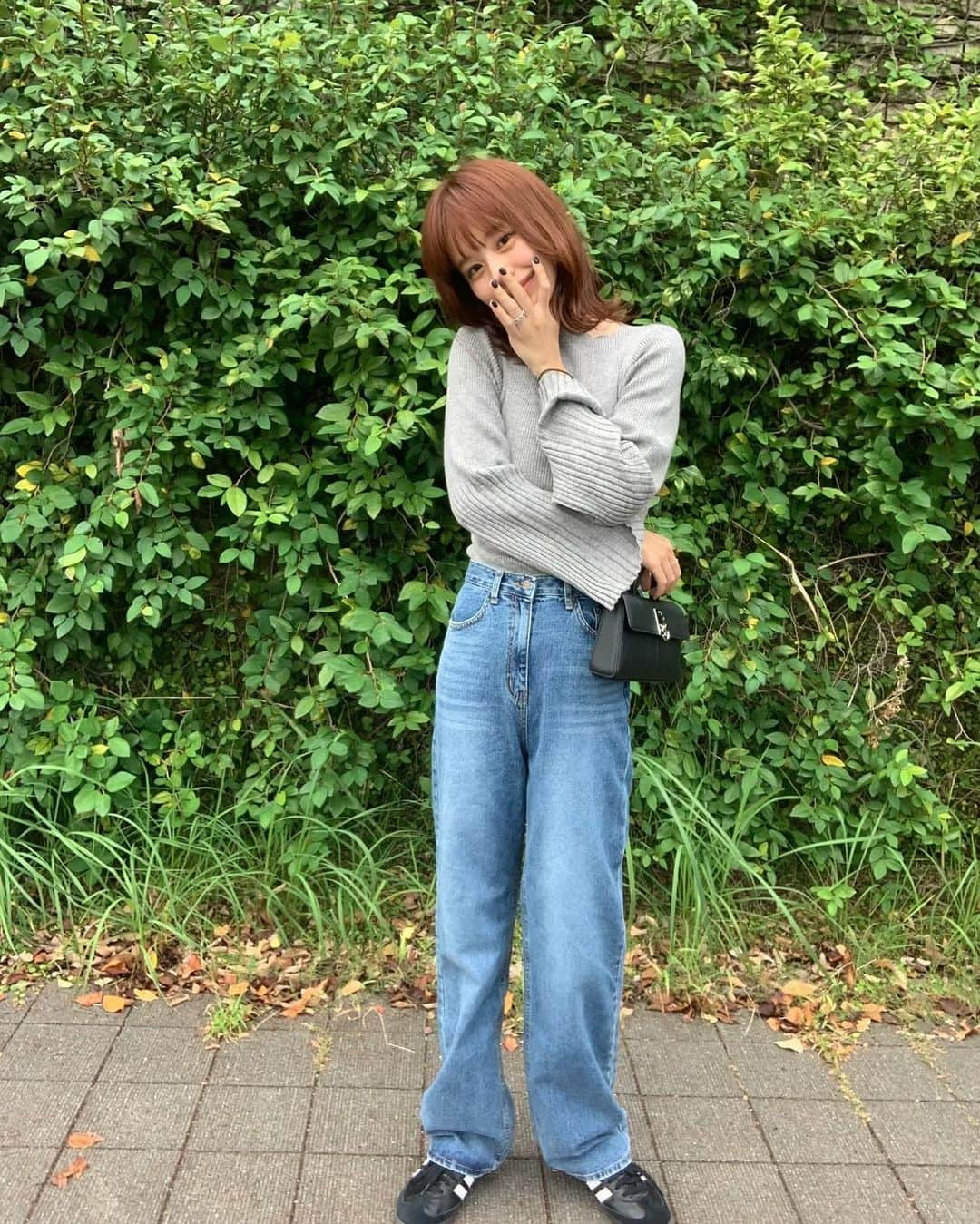 ITSUKIのインスタグラム：「. リブニットだいすき🧶 この服装でちょうどいい気温最高~🍂♡  フレアスリーブがかわいい @geera__officialのニットはzozoで今お得に買えるみたいです♡ (商品番号: 208079)  #GeeRA#ジーラ#ジーラコーデ#着回しコーデ#秋コーデ」