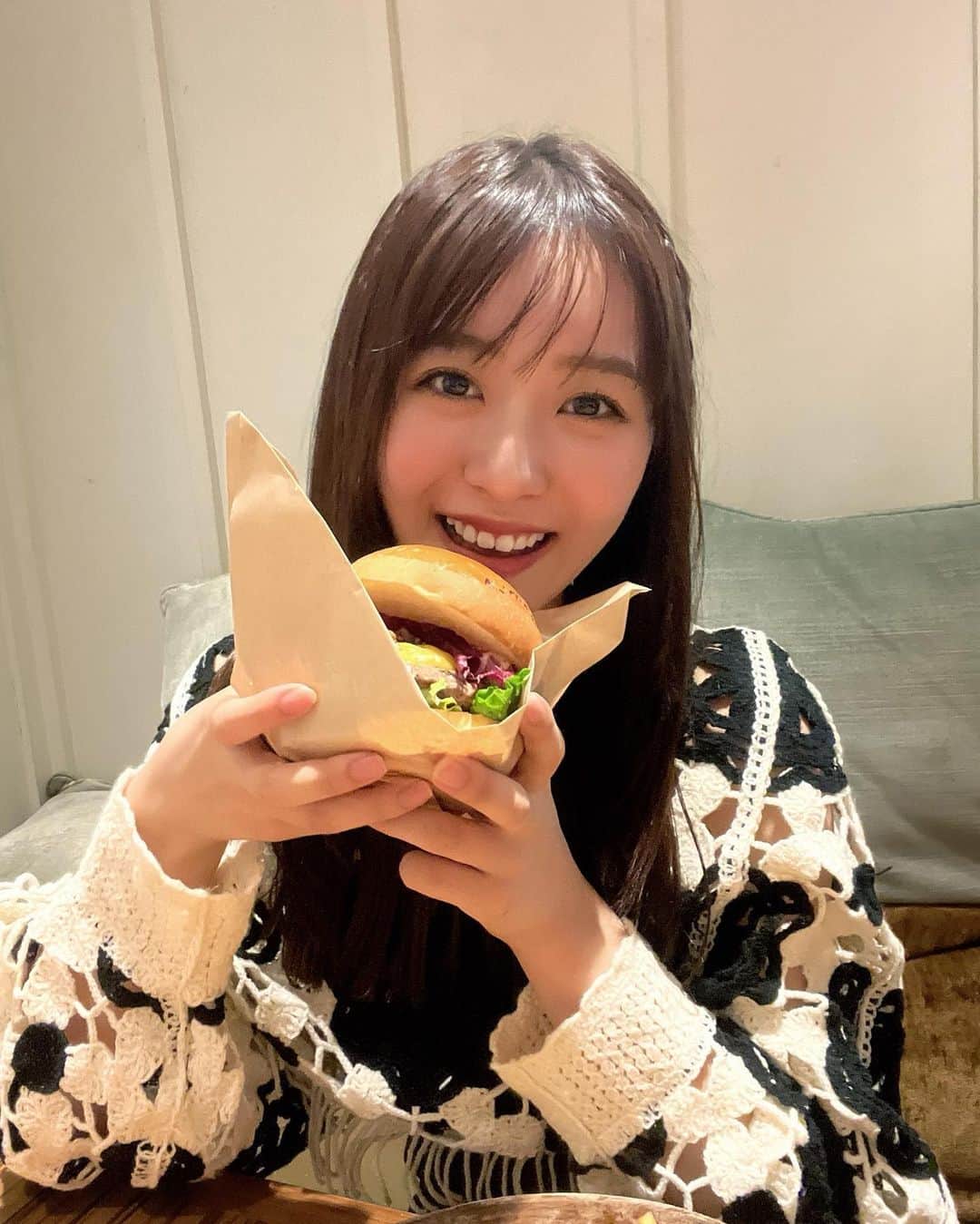 沖玲萌のインスタグラム：「🍔🖤  #instagram #instagood #ootd #instalike #japanesegirl #japan #photooftheday #picoftheday #vlog #instadaily #selfie #style #fashion #fashionstyle #ootd #autumn #大学生 #03 #03년생 #데일리 #오오티디 #카페 #패션 #일본 #점심 #셀카 #데일리 #귀여워 #秋コーデ #ストレート #沖玲萌 #フジコーズ」