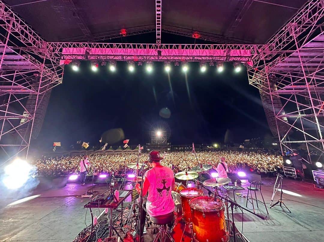 MOMIKENのインスタグラム：「釜山ロックフェスありがとう！！ 5年ぶりの韓国めちゃくちゃ良かったです！！また来ます！！ 다시 올거야！！  #SPYAIR#momiken#韓国#釜山ロックフェス#SINGINGのライトめちゃくちゃ綺麗でした」