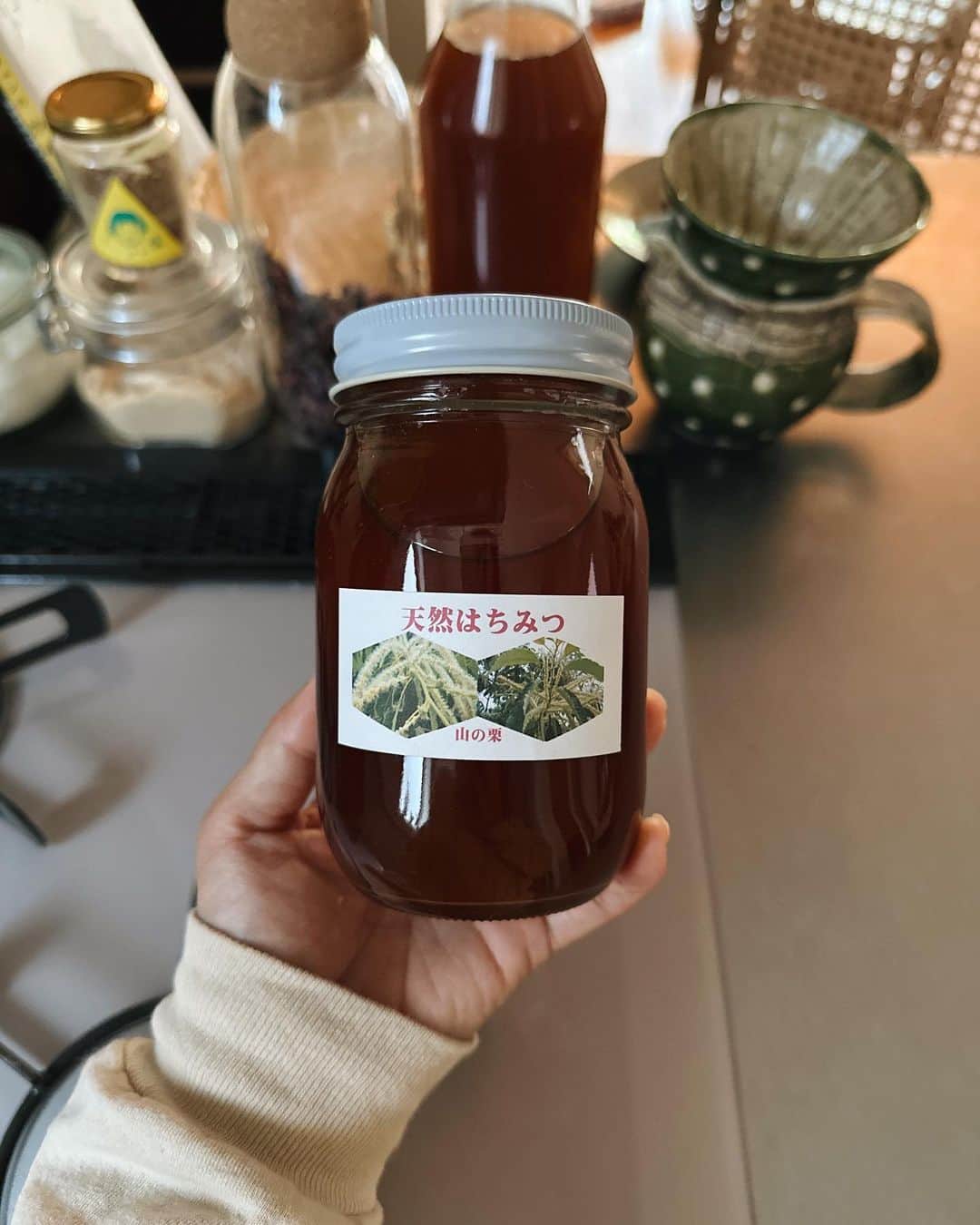 のインスタグラム：「くり🌰はちみつは🍯 ミネラルたっぷりらしい。美味しくて美味しくって はちみつにはまってる。 貴重なはちみつをありがとうございます🐝」