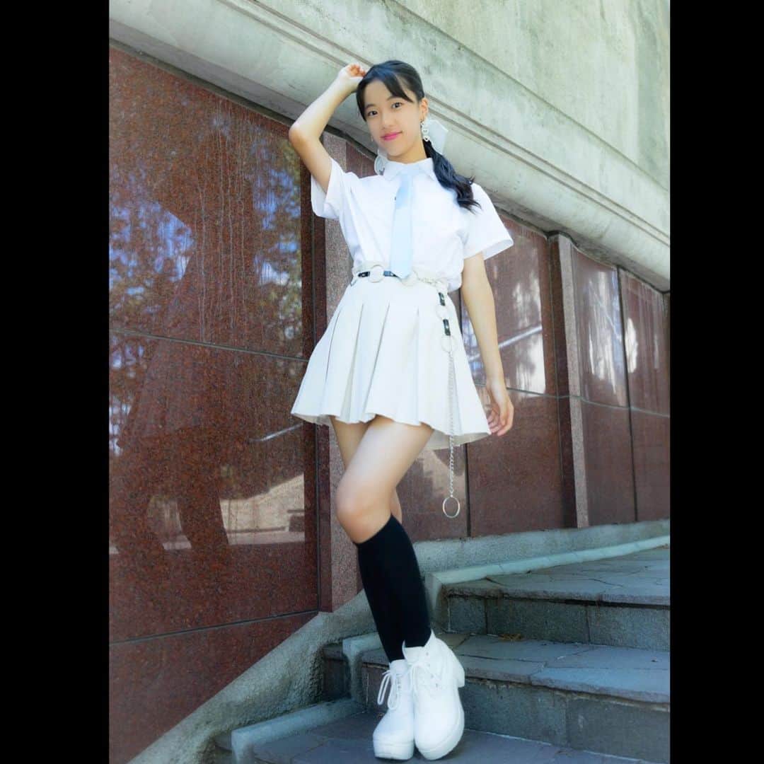 北島澪のインスタグラム：「✨✨✨✨✨✨✨✨✨✨✨  白の制服に水色のネクタイ👔 さわやかだね🫧𓂃𓈒𓏸  ✨✨✨✨✨✨✨✨✨✨✨   #制服  #制服コーデ  #シャツ  #シャツコーデ  #ネクタイ  #制服アワード  #学生  #ファッション  #白  #水色  #ハイソックス  #モデル  #ジュニアモデル」
