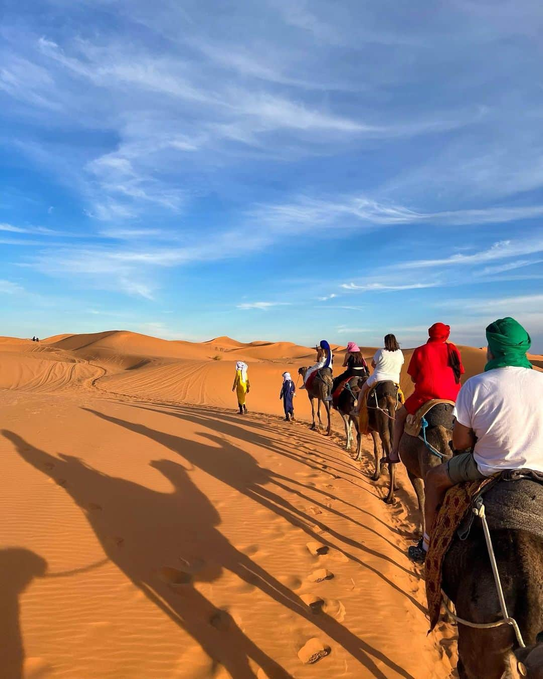 出井直助さんのインスタグラム写真 - (出井直助Instagram)「. 🇲🇦モロッコ・サハラ砂漠🇲🇦  今日はラクダに乗って、 【サハラ砂漠】を移動しました🐫🏜  ラクダに乗って移動するより、 歩いたほうが早いのではないか？と思っていましたが、 サハラ砂漠は砂がかなりサラサラで歩きにくかったので、 ラクダで移動する意味がわかりました。 🐫さんありがとう。 #モロッコ #サハラ砂漠 #砂漠 #ラクダ #海外旅行  #ヴィヴァン #vivant  #camel #camelride #morocco #moroccotravel #saharadesert #desert」10月8日 20時20分 - ocean_naosuke