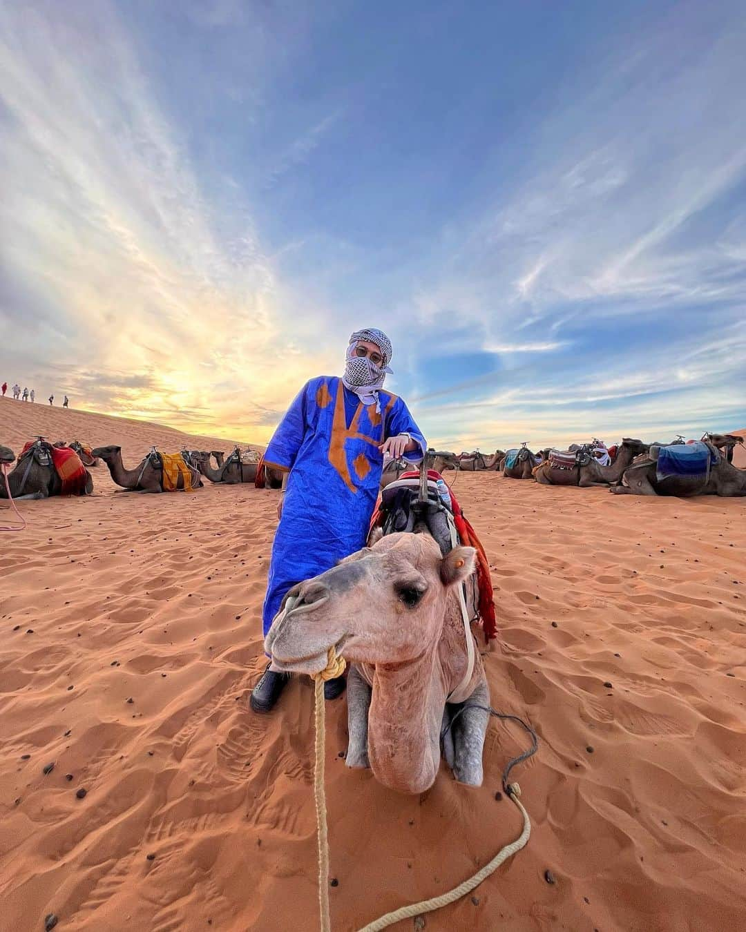 出井直助さんのインスタグラム写真 - (出井直助Instagram)「. 🇲🇦モロッコ・サハラ砂漠🇲🇦  今日はラクダに乗って、 【サハラ砂漠】を移動しました🐫🏜  ラクダに乗って移動するより、 歩いたほうが早いのではないか？と思っていましたが、 サハラ砂漠は砂がかなりサラサラで歩きにくかったので、 ラクダで移動する意味がわかりました。 🐫さんありがとう。 #モロッコ #サハラ砂漠 #砂漠 #ラクダ #海外旅行  #ヴィヴァン #vivant  #camel #camelride #morocco #moroccotravel #saharadesert #desert」10月8日 20時20分 - ocean_naosuke