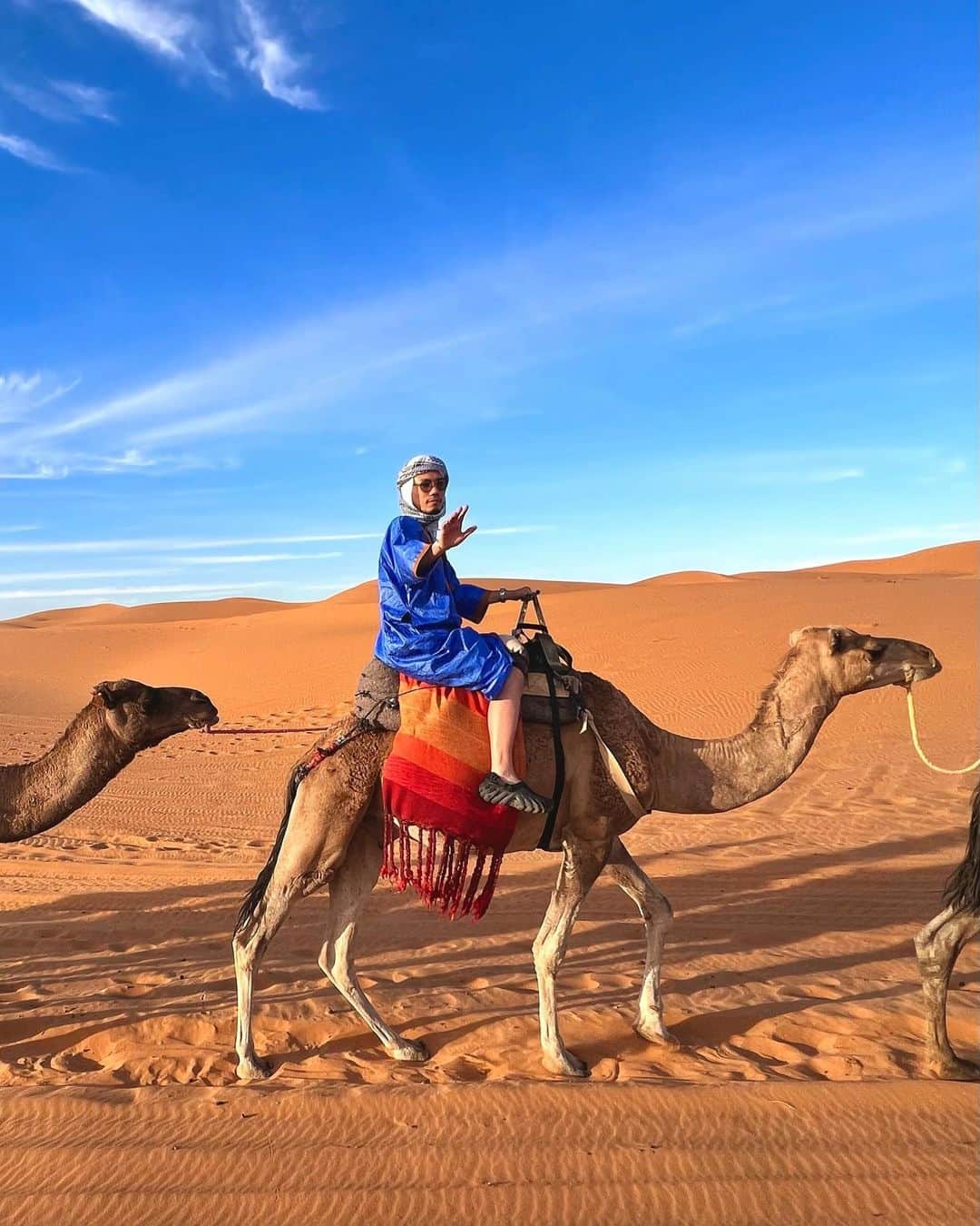 出井直助のインスタグラム：「. 🇲🇦モロッコ・サハラ砂漠🇲🇦  今日はラクダに乗って、 【サハラ砂漠】を移動しました🐫🏜  ラクダに乗って移動するより、 歩いたほうが早いのではないか？と思っていましたが、 サハラ砂漠は砂がかなりサラサラで歩きにくかったので、 ラクダで移動する意味がわかりました。 🐫さんありがとう。 #モロッコ #サハラ砂漠 #砂漠 #ラクダ #海外旅行  #ヴィヴァン #vivant  #camel #camelride #morocco #moroccotravel #saharadesert #desert」