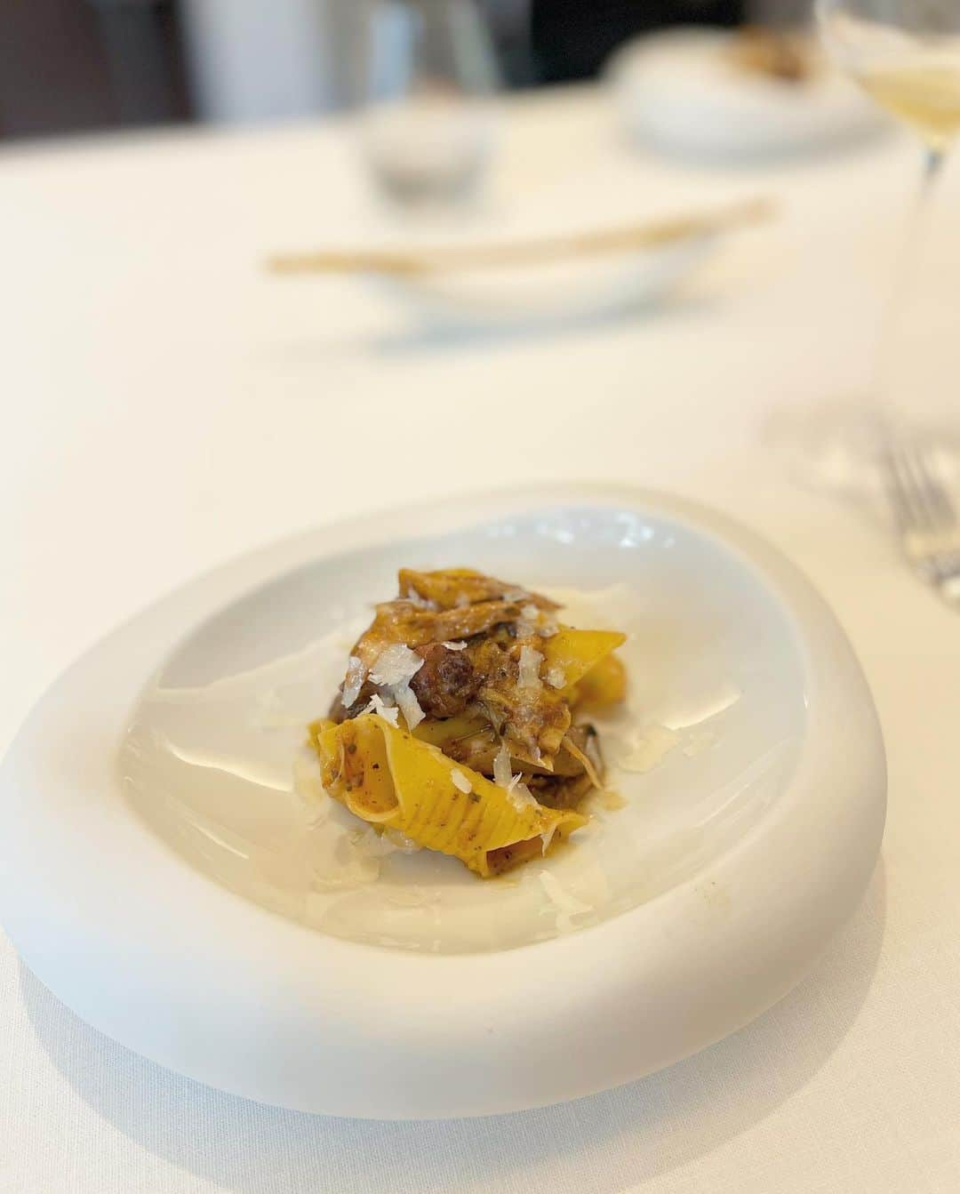 越馬千春さんのインスタグラム写真 - (越馬千春Instagram)「. @ristorante_yamazaki 🤍 シェフ、スタッフの皆様方がとっても素敵で✨🥺 完璧すぎるレストランでした💫  牛蒡のパスタが忘れられない✨ 再訪したい🫶  #vest .. #lilirena_ (@lilirena_ ) #onepiece ..#unminou (@unminouofficial )  お祝いが出来て嬉しかった✨☺️🎂 #coordinate #コーディネート #コーデ #fashion #ootd #おでかけコーデ#ママコーデ#いつコ#ブルベ夏 #骨格ナチュラル #ソフトエレガント#秋コーデ#onepieceholic #chiharukoshiba_restaurant#ristoranteyamazaki#リストランテ山崎#乃木坂#乃木坂レストラン#イタリアン#Italianrestaurant」10月8日 20時20分 - chiharukoshiba