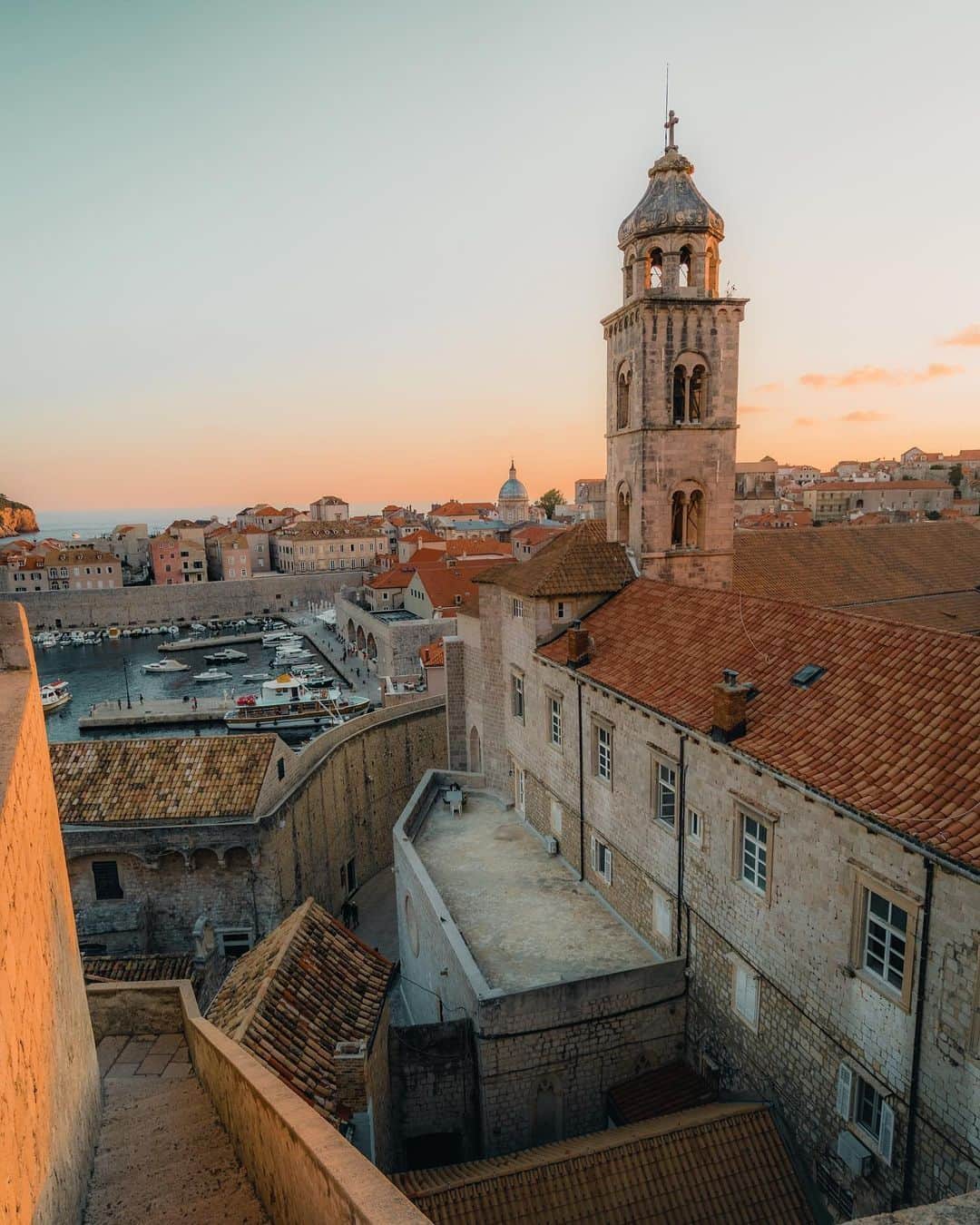 9GAGさんのインスタグラム写真 - (9GAGInstagram)「King's Landing in real life 🏰 Follow @voyaged to discover more places around the 🌍✈️ - 📷 @giuliogroebert - #voyaged #9gag #travel #dubrovnik #croatia」10月8日 20時30分 - 9gag
