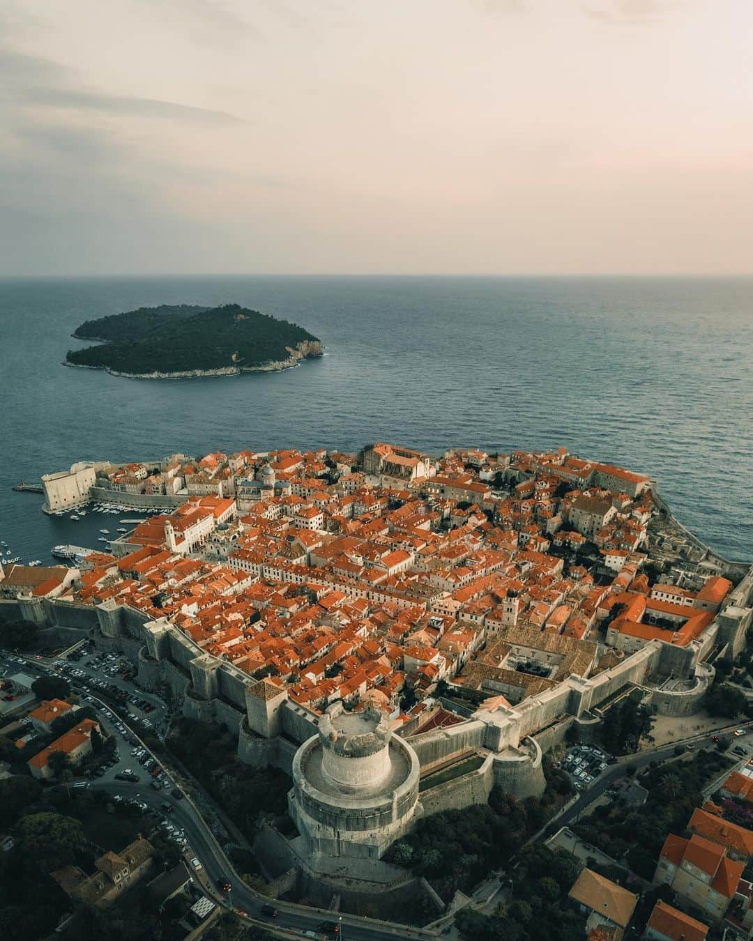 9GAGさんのインスタグラム写真 - (9GAGInstagram)「King's Landing in real life 🏰 Follow @voyaged to discover more places around the 🌍✈️ - 📷 @giuliogroebert - #voyaged #9gag #travel #dubrovnik #croatia」10月8日 20時30分 - 9gag