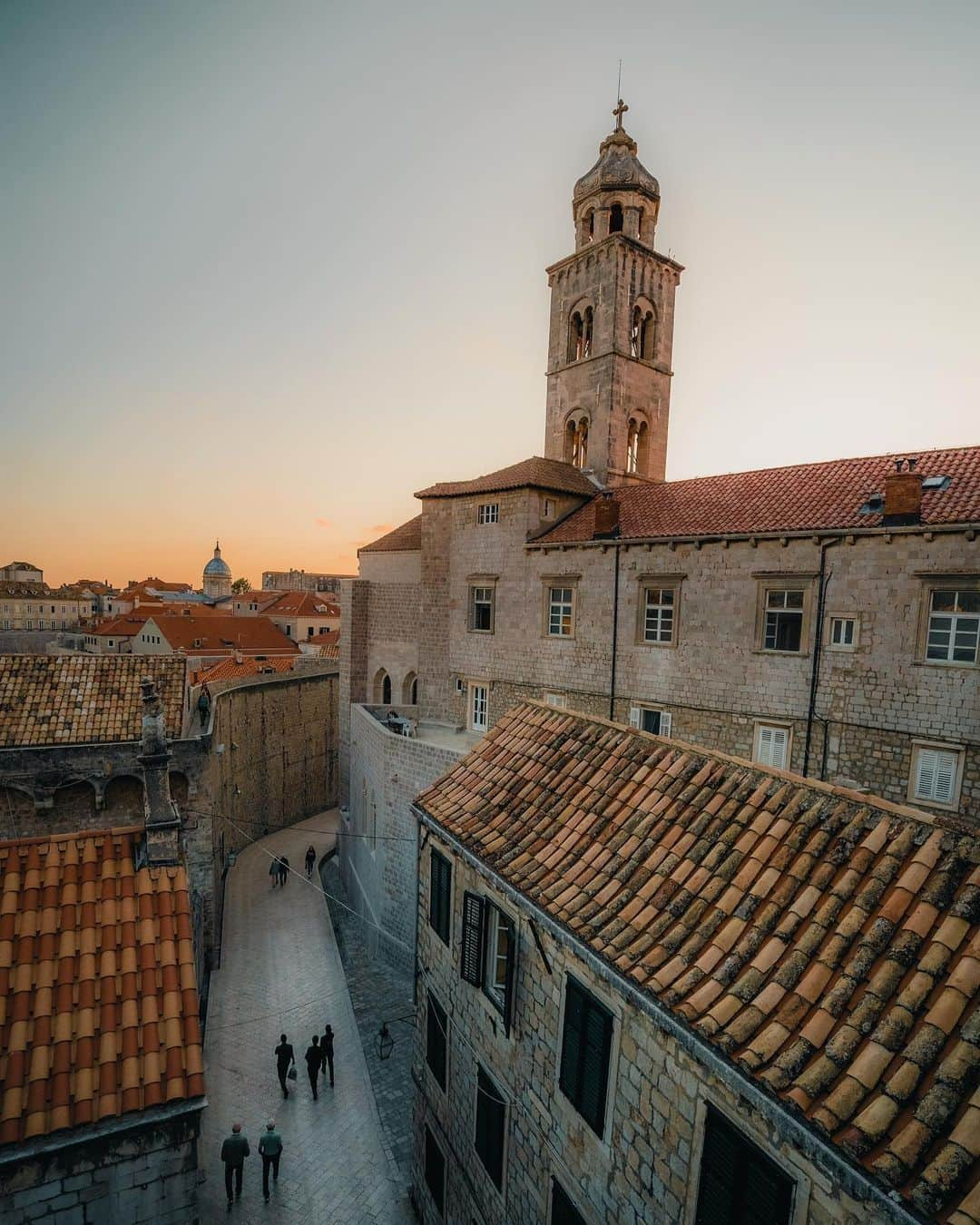 9GAGさんのインスタグラム写真 - (9GAGInstagram)「King's Landing in real life 🏰 Follow @voyaged to discover more places around the 🌍✈️ - 📷 @giuliogroebert - #voyaged #9gag #travel #dubrovnik #croatia」10月8日 20時30分 - 9gag