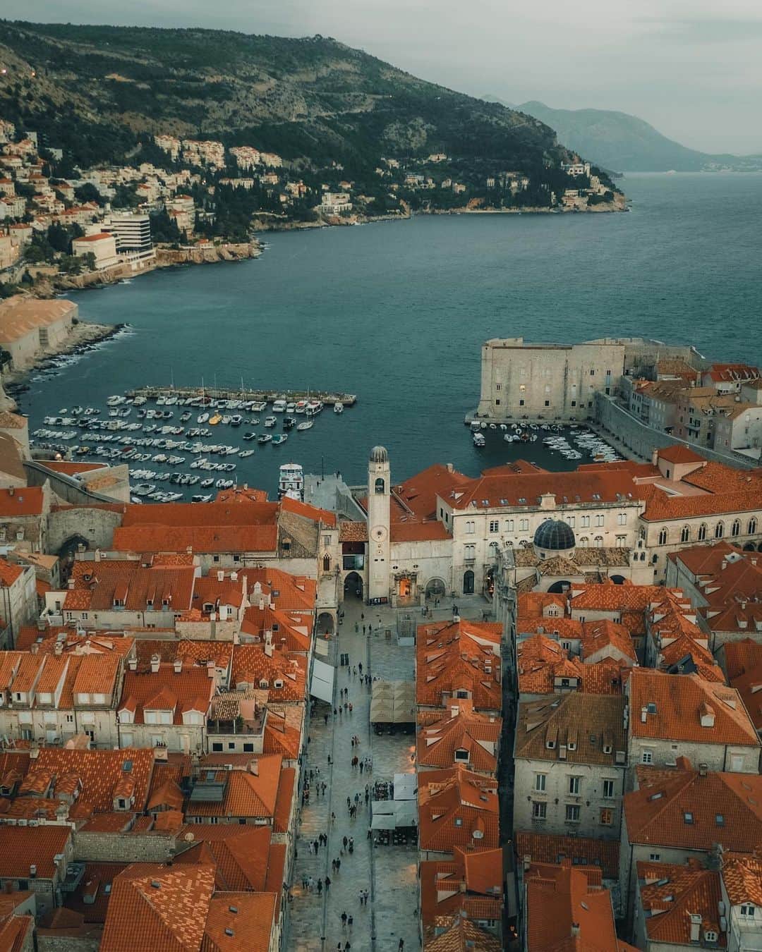 9GAGさんのインスタグラム写真 - (9GAGInstagram)「King's Landing in real life 🏰 Follow @voyaged to discover more places around the 🌍✈️ - 📷 @giuliogroebert - #voyaged #9gag #travel #dubrovnik #croatia」10月8日 20時30分 - 9gag