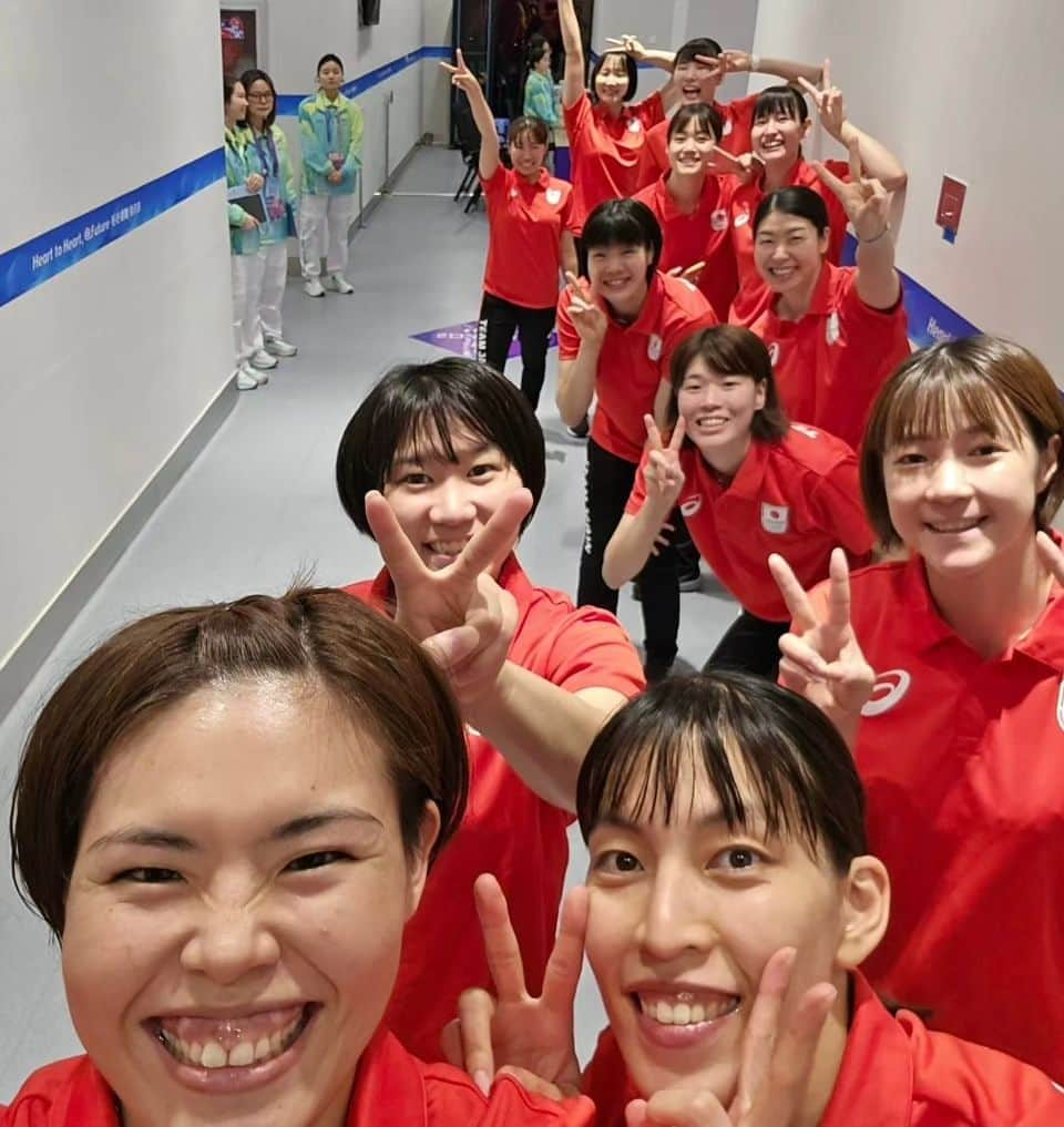 長内美和子のインスタグラム：「.  杭州アジア大会2022銀メダルで終えました🥈 連日に渡り沢山の応援、 そして沢山のサポートありがとうございました🙇🏻‍♀✨ この素晴らしい舞台を経験出来たこと、学んだことを 今後に活かして更に強くなりたいと思います！！！ 引き続き日々を大切に頑張ります🐰🏐✨  次はいよいよリーグ戦🔥 いい準備をしていきたいと思います😤 ネンと一緒にプレーできるのが 嬉しいし楽しみです🤍✨頑張ろうっ🙌🏻  #杭州アジア大会 🐼 #TEAMJAPAN  #バレーボール  #謝謝 🫶」