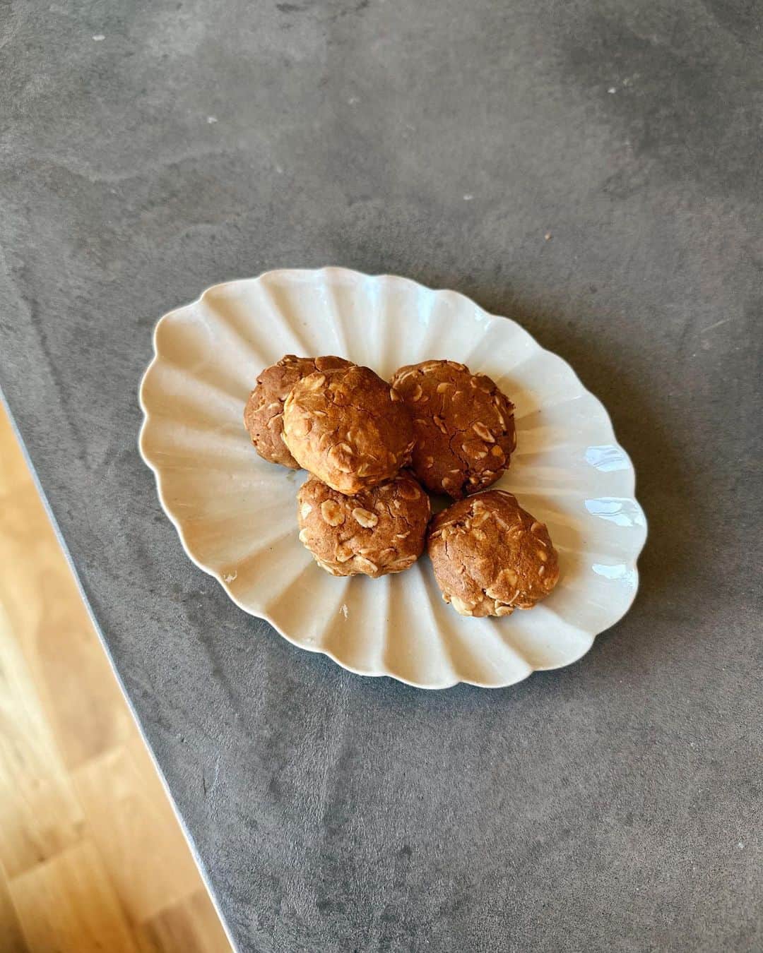 忍舞のインスタグラム：「息子と作った ピーナッツバタークッキー🍪  グルテンフリーのヴィーガンです。  ・オートミール ・米粉 ・ピーナッツバター ・アガベ ・米油 ・シナモン ・塩  で作りました。  最初薄めクッキーしよーとしたのに まるまるクッキー🍪に変えましたw  リップくらいしとけばよかったw  #ヴィーガンクッキー #グルテンフリークッキー #ピーナッツバタークッキー」