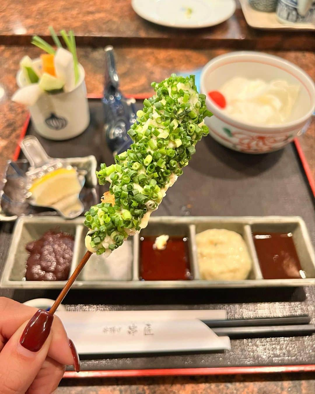 草野春香さんのインスタグラム写真 - (草野春香Instagram)「.  📍串揚げ 串匠 毎月変わる季節の串揚げ30種類を 『ストップ』を出すまで 順番に1本ずつ揚げてくれるよ❤️‍🔥  30本はさすがに食べれず 半分でお腹いっぱいなった💫 久しぶりに食べる 串揚げは美味しかったな🫶🏾✨  他にも渡辺通り、下川端、 博多口、天神にもお店があるから みんなも行ってみてね🍻  PR @kushisho94  #PR #串匠 #福岡串揚げ #博多居酒屋 #博多ディナー  #博多駅グルメ #博多グルメ #福岡グルメ」10月8日 20時28分 - _haruka030_