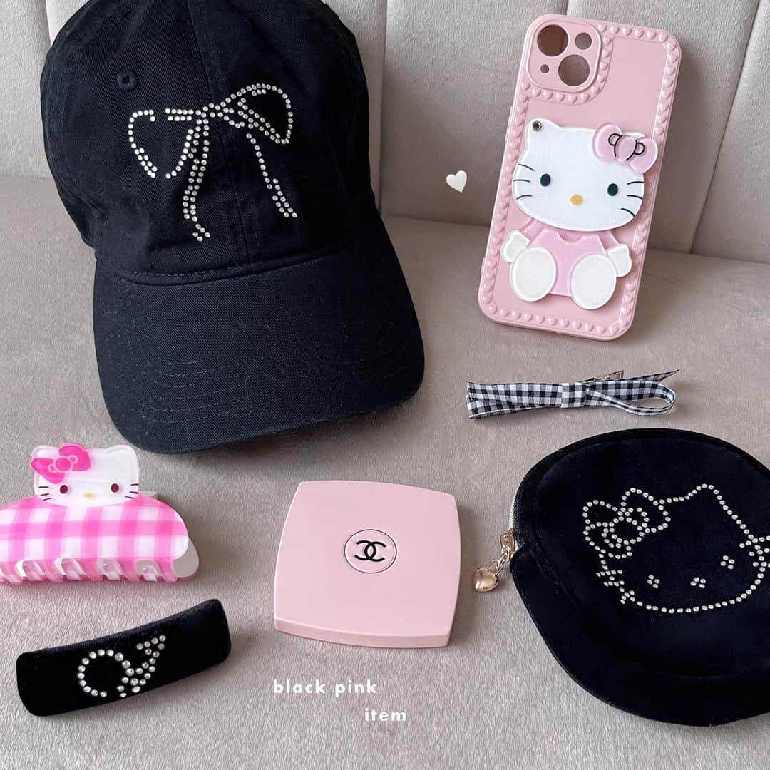 ayaのインスタグラム：「💗🎵🎀🖤  BLACK PINK🃏💕  #キャップ #ハローキティ #キティ #キティちゃん #バッグの中身 #スマホケース #ポーチ #ミラー #バレッタ」