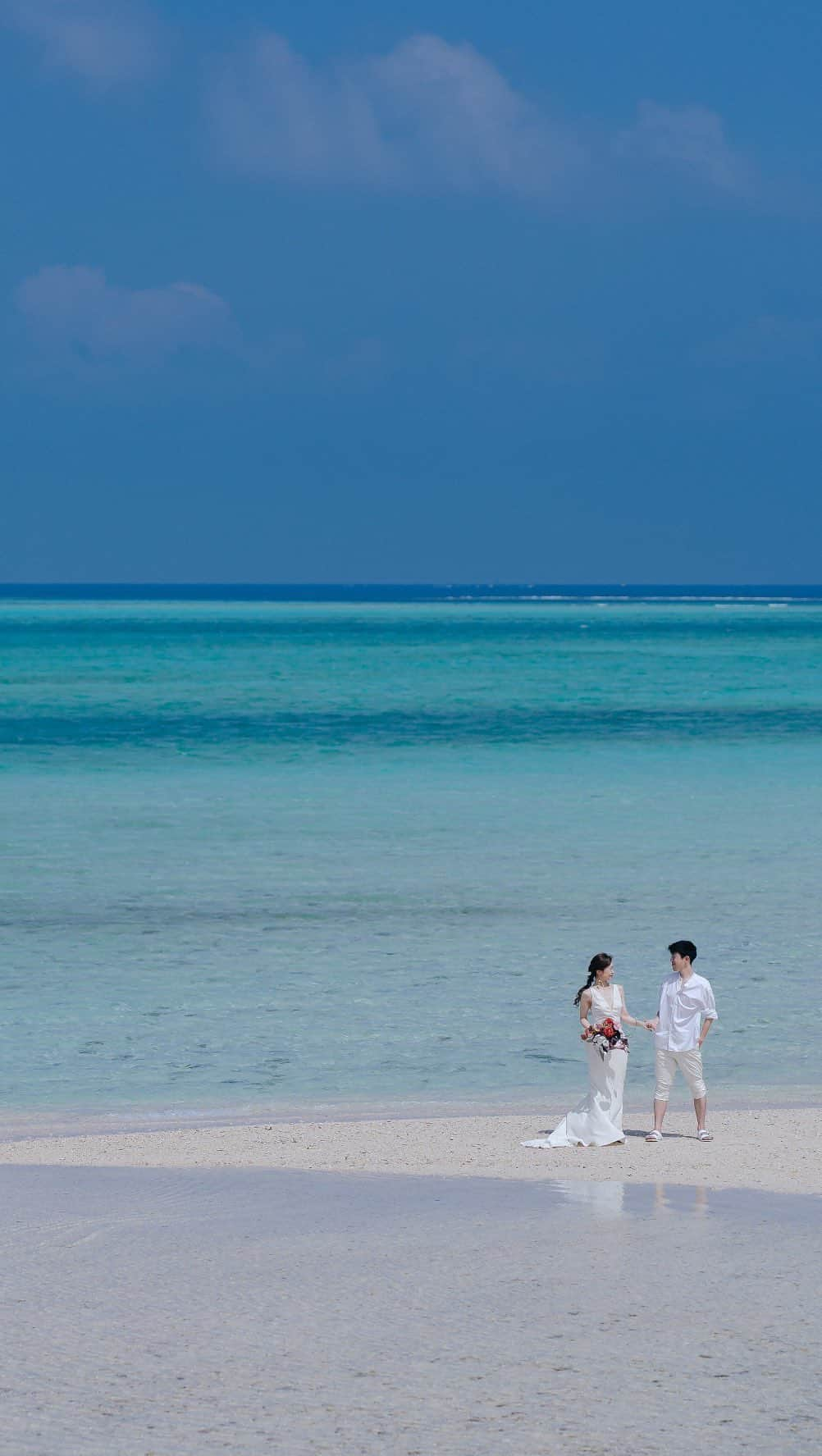 竹本実加のインスタグラム：「𝑴𝒊𝒚𝒂𝒌𝒐 𝒊𝒔𝒍𝒂𝒏𝒅🌴 ⁡ 宮古島晴天☀️ 1日雨予報はどこへ？🥳 おかげでばっちり日焼けしました👩🏽 本当に晴れて良かった！！！💕  海に行ってビール飲んで ブルーアイス食べて、もう観光撮影💗🫶🏻 私たちもとっても楽しかったです🤣✨ ⁡ ⁡ ノーマルカメラでこの青さ🩵  益々宮古島が大好きになった 最高のフォトツアーでした🙏🏻✨ ⁡ ⁡ 𓂃𓈒𓂂𓏸 ⁡ 𝑺𝒑𝒆𝒄𝒊𝒂𝒍 𝒕𝒉𝒂𝒏𝒌𝒔！ ⁡ 📸 @fu_usan ⁡ ⁡ #宮古島前撮り #出張ロケーションフォト #出張ヘアメイク ⁡ ⁡ ⁡ ⁡ ┈┈┈┈┈┈┈┈┈┈┈ 𝕊𝕔𝕙𝕖𝕕𝕦𝕝𝕖 🗓 ┈┈┈┈┈┈┈┈┈┈┈ ⁡ 週末空き状況 ※10.8更新 ⁡ ⚫︎予約は一年前の1日より受付けております。 ⚫︎土日祝のロケーションフォト希望は 3ヶ月前より予約可能です📸 ⁡ ⁡ 【2023】 満席となりました🈵 ⁡ 【2024】 ⁡ 1月…14(日), 21(日) 2月…4(日), 11(日), 25(日) 3月…20(祝水), 24(日) 4月…6(土), 7(日), 21(日), 28(日), 29(祝月) 5月…3(祝金), 4(土), 12(日), 19(日), 26(日) 6月…9(日), 29(土), 30(日) ⁡ ⁡ ⁡ ┈┈┈┈┈┈┈┈┈┈┈ ℂ𝕠𝕟𝕥𝕒𝕔𝕥 💫 ┈┈┈┈┈┈┈┈┈┈┈ ⁡ ▶︎京都和装ロケーションフォト @mydresser.kyoto にて👘⛩ ⁡ ▶︎お問い合わせは @mydresser.bridal の プロフィールリンクより💁🏻‍♀️ ⁡ #挙式ヘアメイク #お色直しヘアメイク #ブライダルヘアメイク #持ち込み美容 #持ち込みヘアメイク #海外ロケーションフォト #丸の内前撮り #東京前撮り #前撮りヘアメイク #和装ロケーションフォト #和装ヘアメイク #艶肌メイク #2023婚 #2024婚」