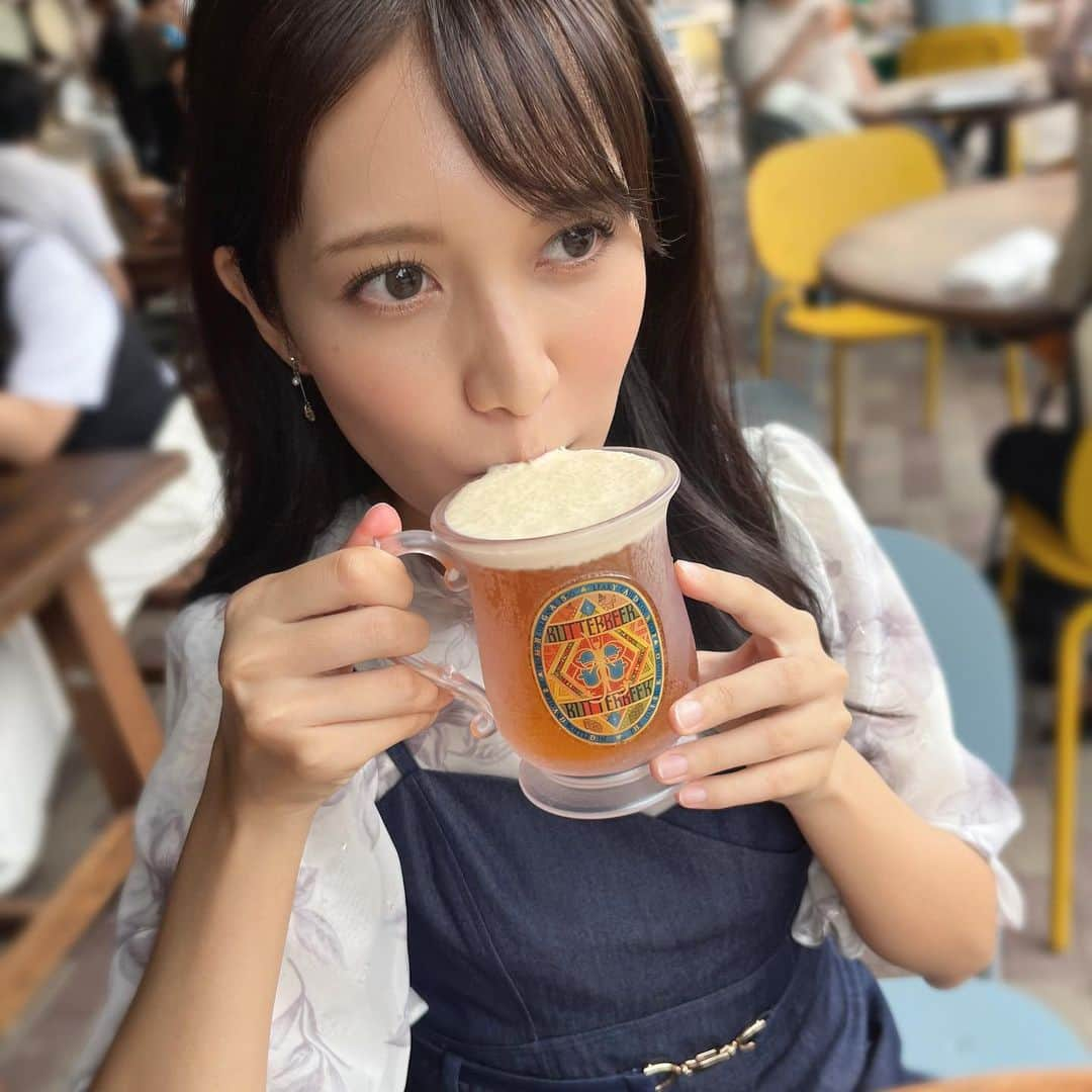 石川彩夏さんのインスタグラム写真 - (石川彩夏Instagram)「ハリポタツアー part3  お友達に「バタービールの泡を口に付けるのSNSで良く見かけるよ！」と教えてもらい  『( ｰ̀֊ｰ́)و🤍よし、私もインスタ映えだ🤍』と心して飲んでみるも(2枚目) 上手くいかないのが石川彩夏(1枚目)  #ハリポタ #ハリポタツアー #ハリーポッター #ハリーポッタースタジオツアー #バタービール #harrypotter #harrypotterworld #harrypotterstudios #harrypotterstudiotour」10月8日 20時33分 - ayaka0711zi