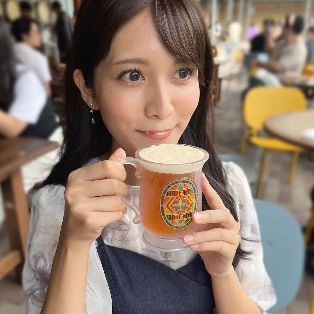 石川彩夏のインスタグラム：「ハリポタツアー part3  お友達に「バタービールの泡を口に付けるのSNSで良く見かけるよ！」と教えてもらい  『( ｰ̀֊ｰ́)و🤍よし、私もインスタ映えだ🤍』と心して飲んでみるも(2枚目) 上手くいかないのが石川彩夏(1枚目)  #ハリポタ #ハリポタツアー #ハリーポッター #ハリーポッタースタジオツアー #バタービール #harrypotter #harrypotterworld #harrypotterstudios #harrypotterstudiotour」