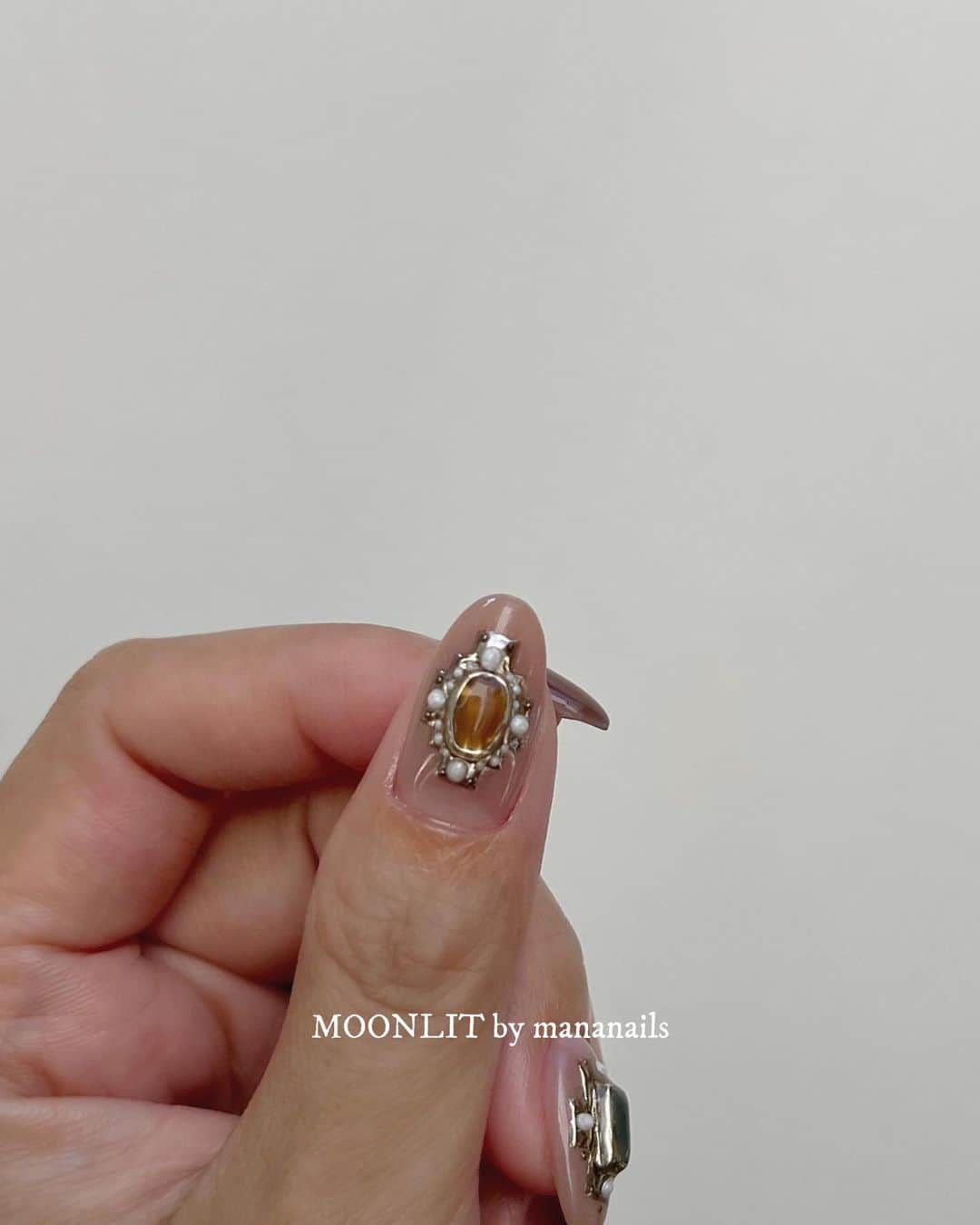 mananailsのインスタグラム：「2023.10.23(Mon.) Art Seminar💅🏼  ストーリーハイライトからお申込頂けます✨  Art Seminar💅🏼 in DMM本社オフィス ⑴10:00〜13:00 長さ出し＆クリアフレンチ ⑵14:00〜17:00 アンティークジュエリー  今回は質問やリクエストの多いレッスンと 新作ジュエリーを1部2部にまとめました🫡  ⑴長さ出し＆クリアフレンチ 3h ・フォームのカットの仕方、フォームのはめ方 ・ジェルスカのコツ、時短技 ・ぼてっとしない美しいフォルム ・ガラスのようなクリアフレンチ  ⑵アンティークパールジュエリー 3h ・大きな石とパールを組み合わせたジュエリー ・リアルなジュエリーの組み立て方 ・リアルなパール ・ジュエリー以外の指のアートの合わせ方  MOONLITではジェルスカ、クリアフレンチ、 ジュエリーアートは季節問わずとても人気✨ プライベートレッスンでもリクエストの多い セミナー内容です💅🏼 素早いジェルスカにはコツがあります❤️‍🔥 ジュエリーアートもどんどん進化しています❤️‍🔥  セミナーでは受講者様の作品を見て回り、 直接アドバイスもさせて頂きます！ 長さ出しは相モデルで練習をします。 長さ出しやクリアフレンチ、ジュエリーアートの苦手な方、 スキルアップしたい方は是非ご受講くださいね♡  当日はEL MOON商品、ベッドスキンシリーズ新色もご購入頂けます✨ ※ストーリーハイライトからお申込頂けます ※ 人数制限がございますのでお申し込みはお早めにお願いいたします」