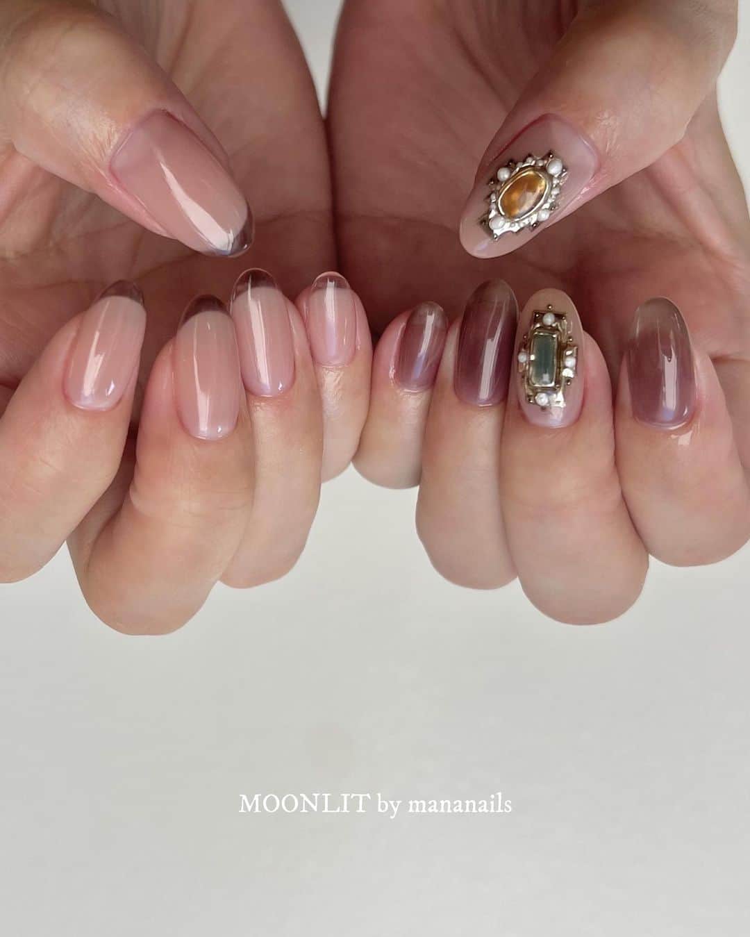 mananailsのインスタグラム：「2023.10.23(Mon.) Art Seminar💅🏼  ストーリーハイライトからお申込頂けます✨  Art Seminar💅🏼 in DMM本社オフィス ⑴10:00〜13:00 長さ出し＆クリアフレンチ ⑵14:00〜17:00 アンティークジュエリー  今回は質問やリクエストの多いレッスンと 新作ジュエリーを1部2部にまとめました🫡  ⑴長さ出し＆クリアフレンチ 3h ・フォームのカットの仕方、フォームのはめ方 ・ジェルスカのコツ、時短技 ・ぼてっとしない美しいフォルム ・ガラスのようなクリアフレンチ  ⑵アンティークパールジュエリー 3h ・大きな石とパールを組み合わせたジュエリー ・リアルなジュエリーの組み立て方 ・リアルなパール ・ジュエリー以外の指のアートの合わせ方  MOONLITではジェルスカ、クリアフレンチ、 ジュエリーアートは季節問わずとても人気✨ プライベートレッスンでもリクエストの多い セミナー内容です💅🏼 素早いジェルスカにはコツがあります❤️‍🔥 ジュエリーアートもどんどん進化しています❤️‍🔥  セミナーでは受講者様の作品を見て回り、 直接アドバイスもさせて頂きます！ 長さ出しは相モデルで練習をします。 長さ出しやクリアフレンチ、ジュエリーアートの苦手な方、 スキルアップしたい方は是非ご受講くださいね♡  当日はEL MOON商品、ベッドスキンシリーズ新色もご購入頂けます✨ ※ストーリーハイライトからお申込頂けます ※ 人数制限がございますのでお申し込みはお早めにお願いいたします」