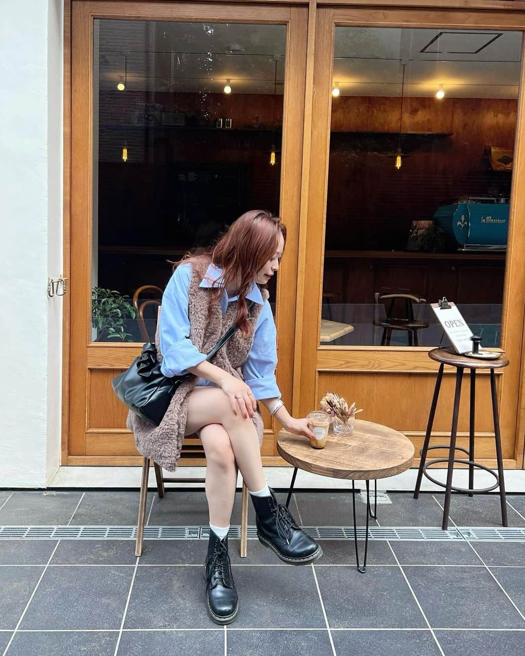 のインスタグラム：「𓂃𓈒𓏸︎︎︎︎ ❤︎ ⁡ ⁡ 秋って色んなコーデができるから楽しい☺️🍁 ⁡ ⁡ この日はアイスやけど、 今はテラスでホットが美味しい時期だよね☕️!! ⁡ ⁡ all in one： @searoomlynn_official  bangle： @sakiii049 @saki_felice  fur vest： @randa_pic  bag： @jeudi.closet  boots： @drmartensofficial @drmartens_japan  ⁡ ⁡ ⁡ #mai___fashion #mai___code #コーデ #コーディネート #fashion #ファッション #カジュアル #カジュアルコーデ  #大人カジュアル #大人女子 #大人可愛い #きれいめカジュアル #カフェ #都内カフェ巡り #カフェ巡り #秋コーデ #東京カフェ #RANDA  #searoomlynn #8ホール」