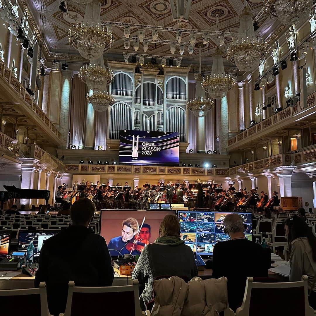 デイヴィッド・ギャレットのインスタグラム：「Rehearsing for the @opusklassik gala at @konzerthausberlin 🎻 Watch the gala tonight at 22:45 on German TV @zdfmediathek   https://www.zdf.de/kultur/opus-klassik/opus-klassik-2023-100.html」