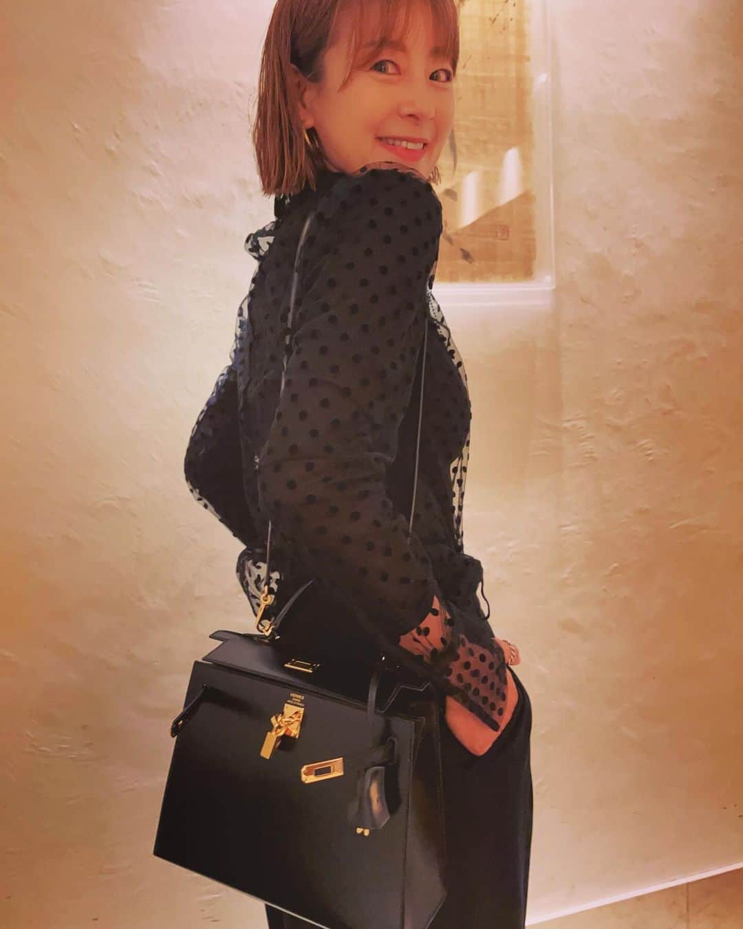 田波涼子のインスタグラム：「ついに✋0歳になりました。  50ってスゴイな。 40の時は何も気にならなかったけど、50は違う。 悲しい訳ではないけど、もし若返る薬あったら絶対飲む。笑  そしていや本当にパパと子供達に出会えた事が奇跡、幸せ。 両親に御先祖に感謝。  残り少なくなってきたイチャイチャできる子育てと成長を楽しみながら、主人と現実味を帯びてきた老後の話しを語りつつ、健康に気をつけ過ごしていきたいと思います。 プレゼントはHERMES。 嬉しすぎっ‼︎ 奮発したらしい🤭」