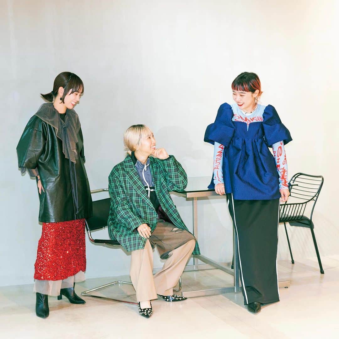のインスタグラム：「人気ブランドの最旬トレンドをキャッチするFASHION VIBES💓  11月号では相反するものを掛け合わせて融合させることで"NEW MIX FASHION"を提案するメゾン スペシャルにも注目！🥰今季も「NEW ROMANTICS」をテーマに、トキメキ、品の良さ、スパイスを効かせた独自のスタイルを提案中☝️  #GINGER #GINGERmagazine #FASHION VIBES」