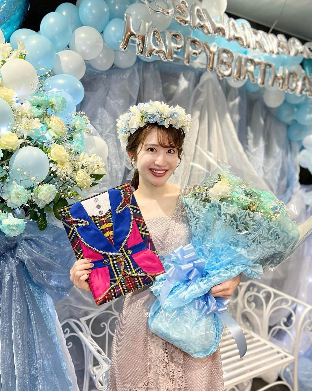 沢井里奈さんのインスタグラム写真 - (沢井里奈Instagram)「⠀ ⠀ ｢沢井里奈 Birthday Live 2023🎂💐 1部 煌めきの足跡 / 2部 煌めきの足音｣ 昨日はありがとうございました☺️💓💓  ファンの皆様から素敵なお花、花冠、 アルバム、ケーキ、サプライズなど たくさんのプレゼントを頂きました😭✨ 本当にありがとうございました🥰 とっても幸せです🥹💕💕 いつまでも"かわいいもの"が好きなので どれも私の好みで高まりました😭✨  ベンチに座ったら お姫様になった気分でした🏰🎀🫧 アルバムはdelaの緑チェック衣装になってて すごすぎました😳💚🩷💙  CBCラジオ様、飛島マリン様から 素敵なお花を頂きました🥹💕💕 そして、パティスリーマルベリー様から 可愛いケーキを頂きました🎂🌸(順不同) ありがとうございます😭✨  ライブのことについてや写真などは 手元に届いたらまた載せます🎤🎸✨  #spadebox #バースデーライブ」10月8日 20時42分 - sawairina