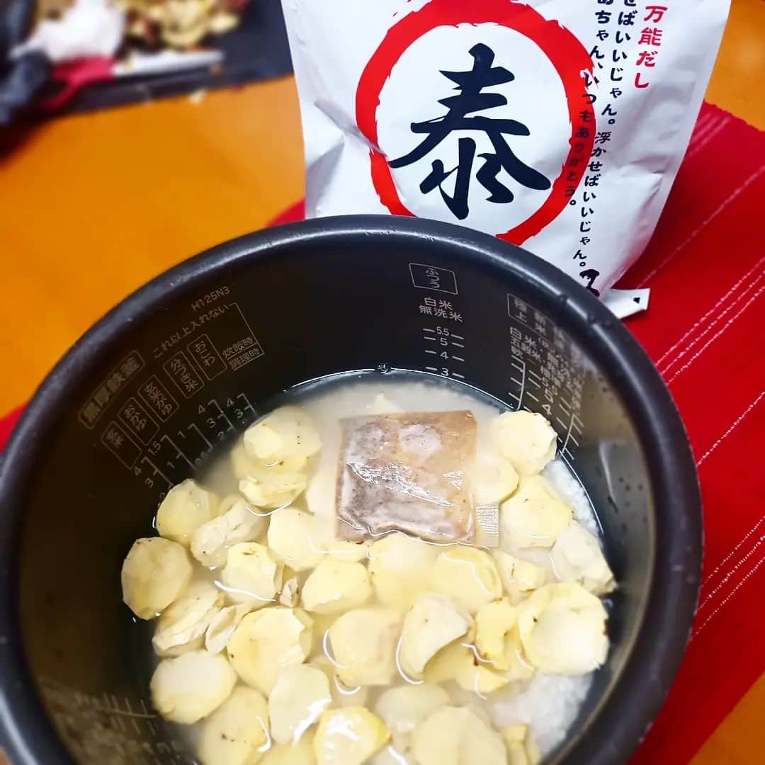 松本隆博のインスタグラム：「。⁡ ⁡そして…夜は、⁡ ⁡栗ご飯🌰🌰🌰🌰🌰🌰🌰🌰⁡⁡ ⁡ホクホクの中山栗、それに ⁡やすまるだしを使って贅沢に！⁡ ⁡⁡ ⁡秋の味覚これにて完璧💯💮⁡⁡ ⁡⁡ ⁡美味いです😋⁡ ⁡⁡ ⁡秋の味覚少年 松本隆博⁡ ⁡( ᴖ ·̫ ᴖ ) ⁡」