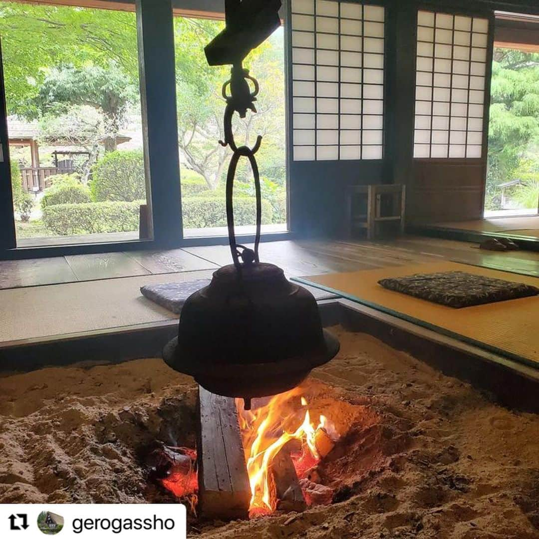 Gero City【下呂市公式アカウント】のインスタグラム：「#Repost @gerogassho with @use.repost ・・・ 下呂温泉合掌村では、この連休より、旧大戸家住宅のいろりの火焚きを再開しました。今後、土日祝日に行います。  寒くなったので、いろりの周りに座り「火焚番のおじさん」に昔の話を聞くのもいいですね。 　 #gerostagram　#下呂温泉合掌村　#下呂　#岐阜　#飛騨　#旧大戸家住宅　#国指定重要文化財 　#いろり　#火焚き　#けむり」