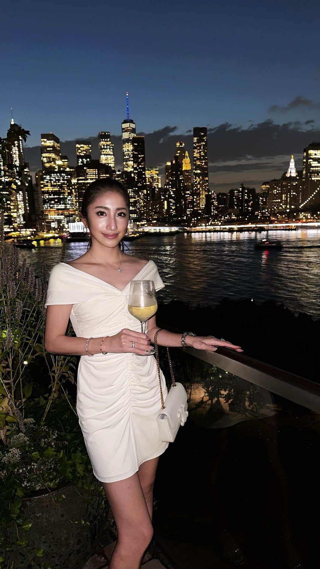 のインスタグラム：「New York🗽🌉✨✨  @harrietsbk からの夜景が最高すぎた🥲✨ @1hotel.bklynbridge ホテルの おすすめのLOOF TOP BAR🍸✨  今更ながらNYの写真や動画あげていく🥹🤍  🎶My Only One (No Hay Nadie Más) 🎤 @sebastianyatra  好きな人から歌われたいよ🥹笑  #newyork #brooklynbridge #1hotelbrooklynbridge #1hotel #harrietsbk #harrietsbrooklyn #myonlyone #sebastianyatra #ニューヨーク #ニューヨーク旅行 #ブルックリンブリッジ #ルーフトップバー」