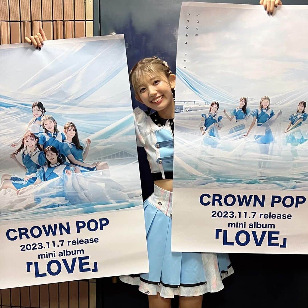 里菜さんのインスタグラム写真 - (里菜Instagram)「・ 2023.11.7 release  mini album ｢LOVE｣ のジャケット写真が公開されました🫧  クラポらしい青空との写真です☁️ みんなリリース日を楽しみに待っていてください♡」10月8日 20時44分 - rina_crownpop