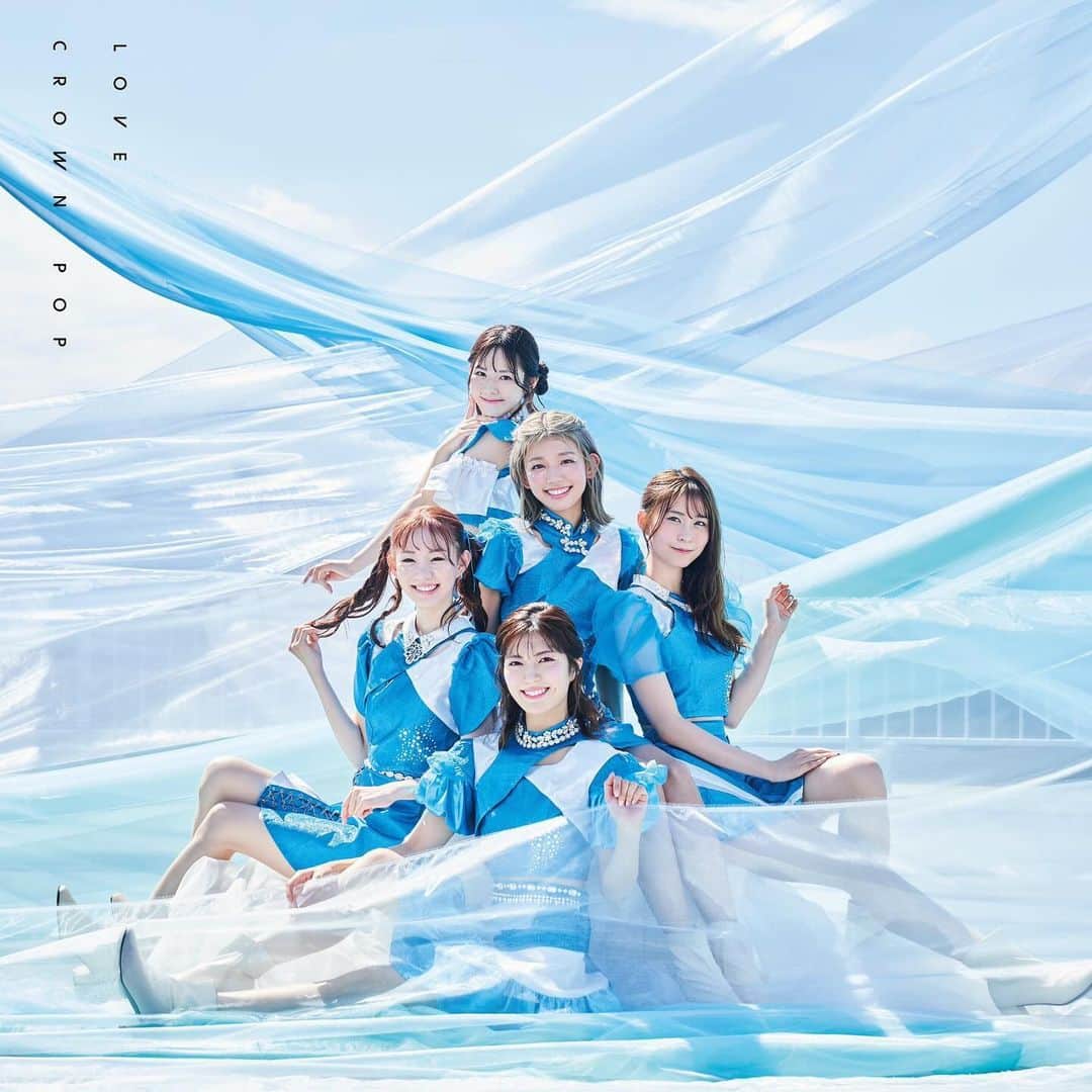 里菜さんのインスタグラム写真 - (里菜Instagram)「・ 2023.11.7 release  mini album ｢LOVE｣ のジャケット写真が公開されました🫧  クラポらしい青空との写真です☁️ みんなリリース日を楽しみに待っていてください♡」10月8日 20時44分 - rina_crownpop