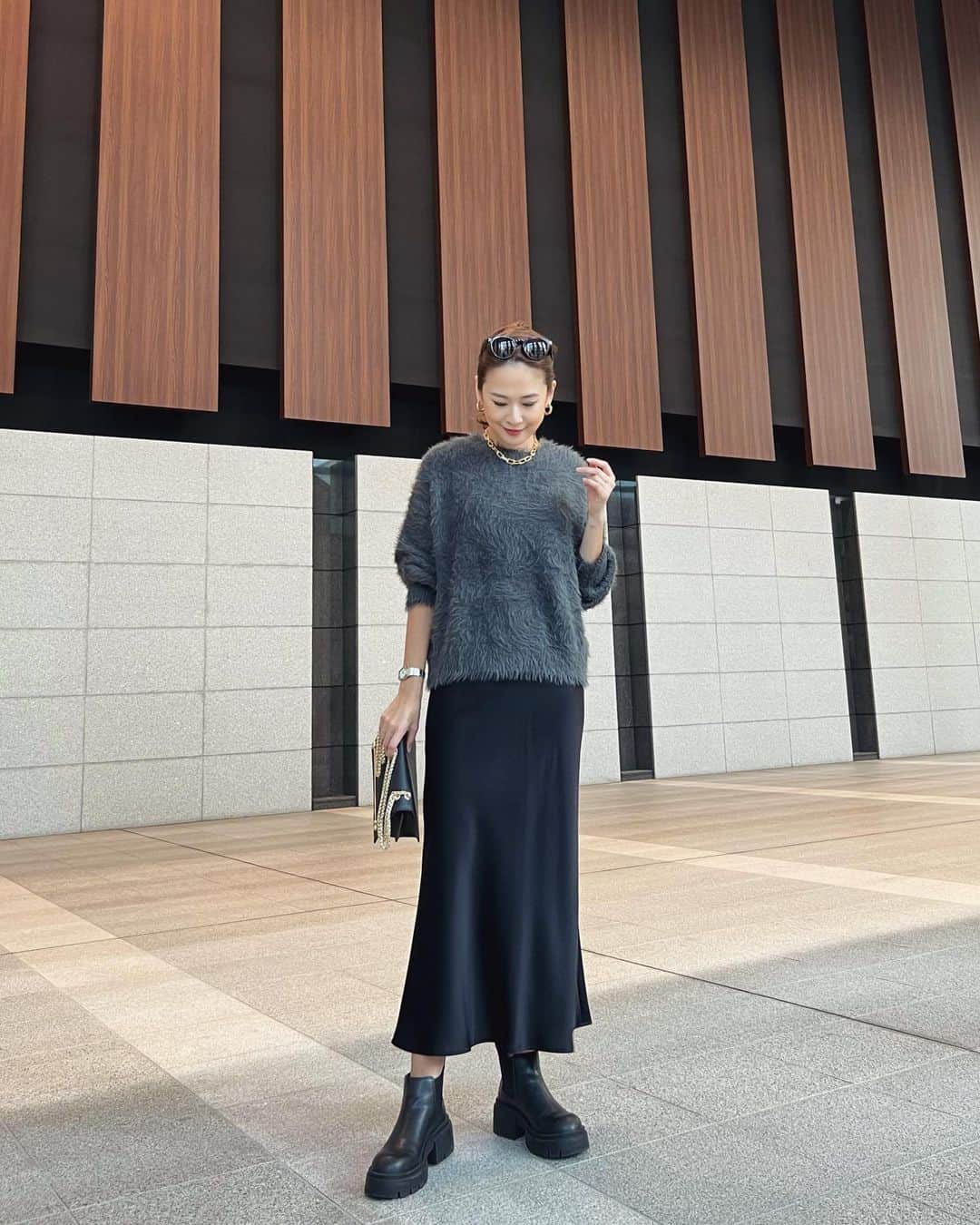 のインスタグラム：「#outfit . . 去年から着ているお気に入りのシャギーニット✨  程よくワイドなシルエットだからスカートにもパンツにも合わせやすく、バランスも取りやすい🫶🏻  カラバリも多くて本当におすすめです❣️ ぜひチェックしてみてください☺️ . . #urs_official #urs_styling #ユアーズ#シャギーオーバーサイズニット」