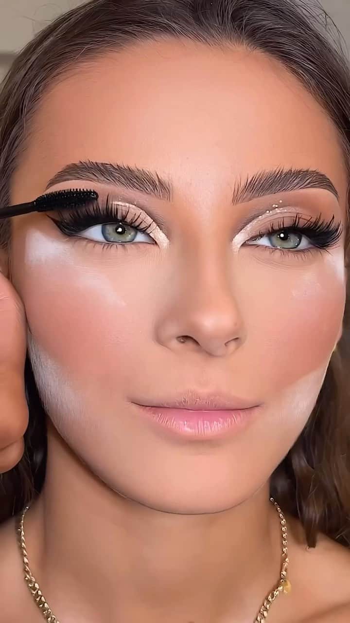 Huda Kattanのインスタグラム：「Stunning makeup by @dafineneziri 😍😍😍」