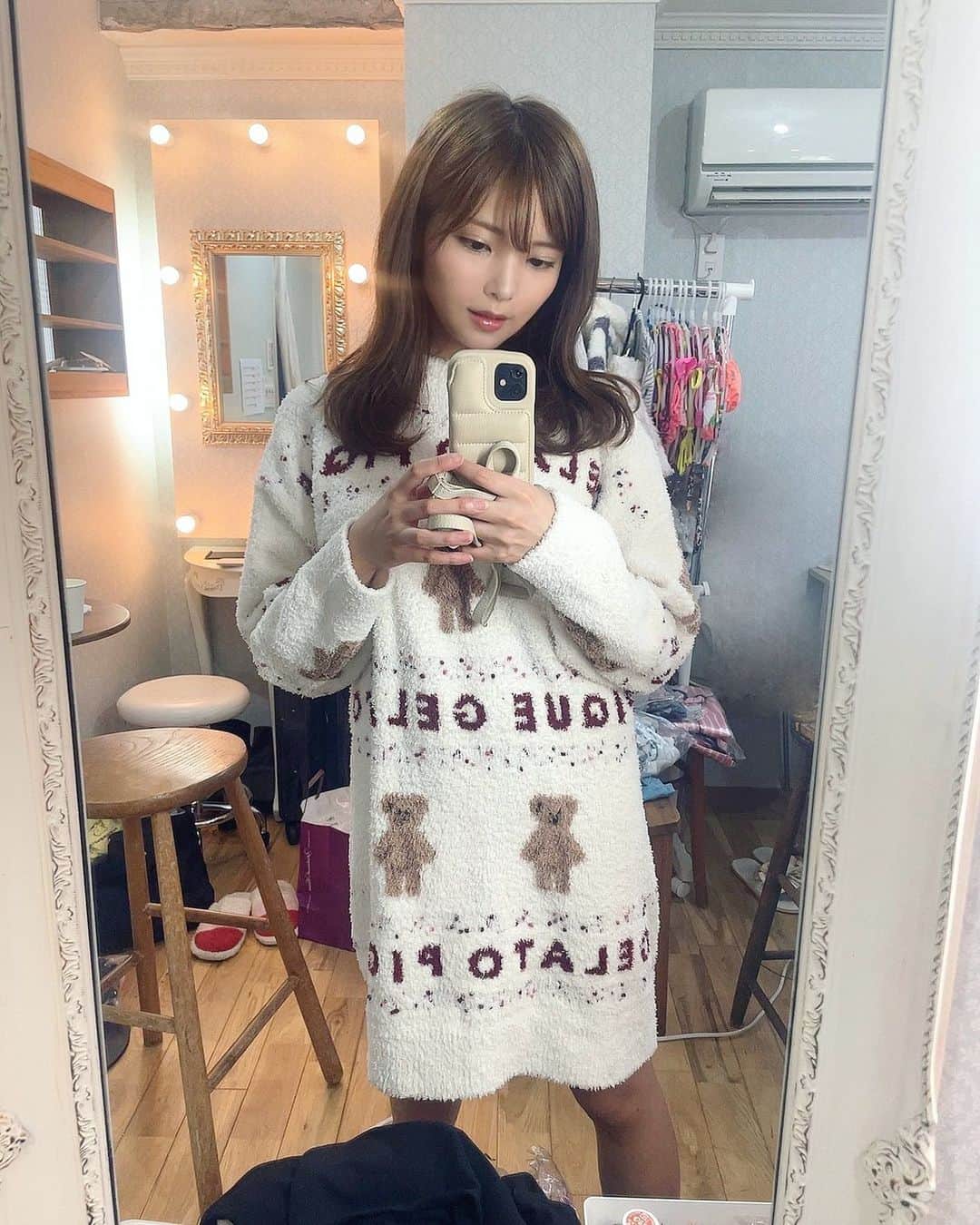 西谷麻糸呂のインスタグラム：「3連休楽しんでますか❣️  今日はSmooth撮影会参加下さったみなさん、ありがとうございました😊💕 一人一人とゆっくりお話しできて楽しかった💕 地方からのお客様も遠い中本当にありがとうございます🥹✨  衣装はファンの方から頂いたジェラピケでした🧸🌼」