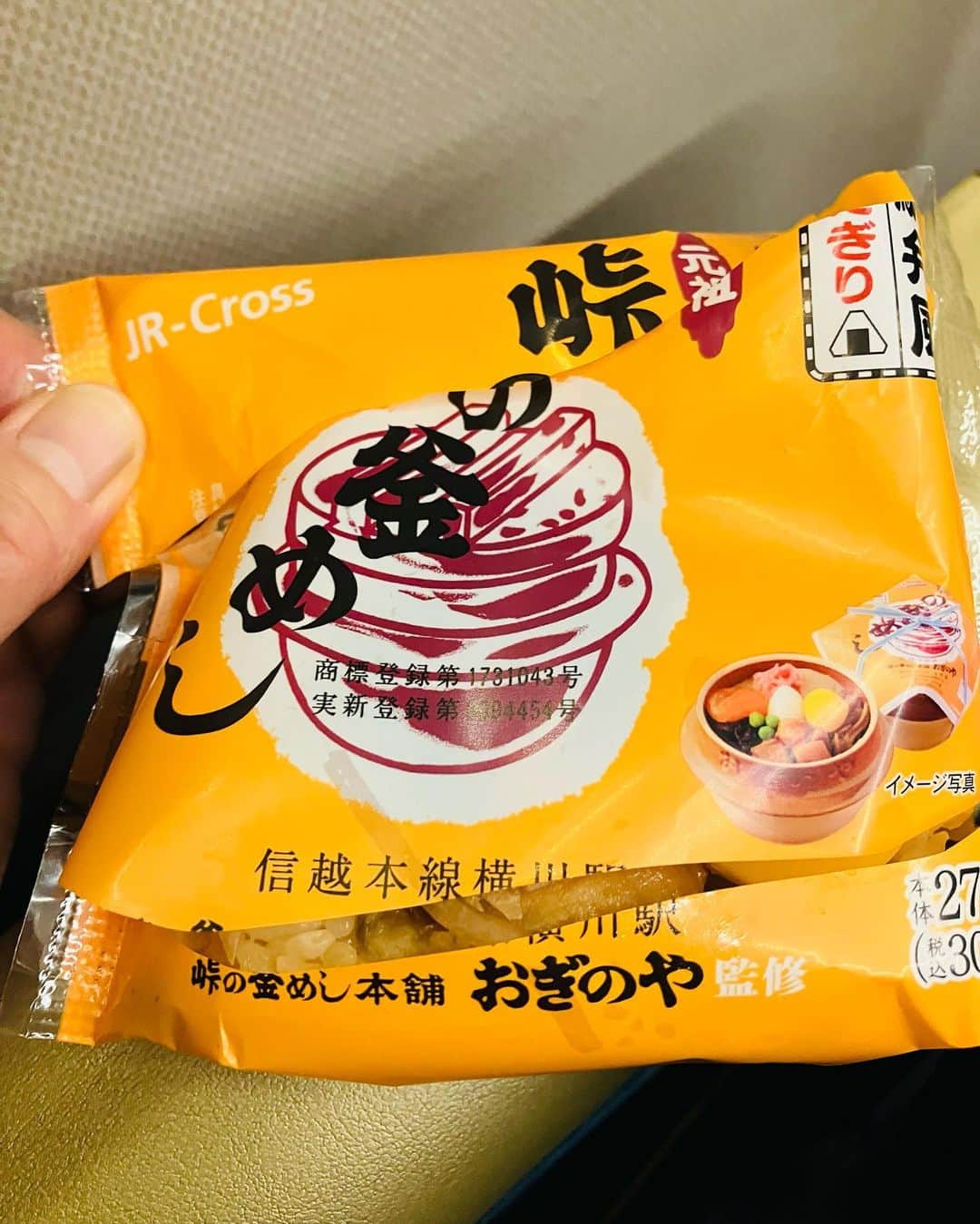 岸谷香のインスタグラム：「このツアー最難関の移動😵‍💫昨日長崎終わりで帰京、今朝東京から新潟へ向かって本番。プリ時代ならともかく、ぷちシニアの我々にはかなりハード😅昨日最終で到着後「お疲れ〜スタッフ明日5：45集合で〜」と聞いた時にはマジ頭が下がりました。ほぼほぼ同年代のスタッフなのに。。😢 しかしながら、頑張った甲斐ある今日の新潟は新発田市でのライブでした‼️UTGやらバンドでは何度か来ていた新潟だけど、実はKAORI PARADISEでは初めて‼️有り難く満員のお客様に迎えられ、本当に楽しい、また今日は今日しかない本番でした😊 朝、ボケボケしながら特に選ぶ余裕もなく、目に入った峠の釜飯おむすび。車内で開けたらなんとこんな素敵なおむすび！凄く美味しくて一気に完食😋また買おーっと😁 本番後には、スタッフみんなで駅までの車内で乾杯‼️みんなよく頑張った、若くもないのに😅最高なんだよ私のスタッフ‼️ さて。帰ったら新潟の地酒飲まなきゃな〜昨日飲めなかったから🙄 本日お越しの皆様、沢山の拍手をありがとうございました😊 来週は神奈川は関内でライブでーす‼️ #岸谷香 #新潟県新発田市 #峠の釜飯おむすび #今日もビールが美味しい😍」