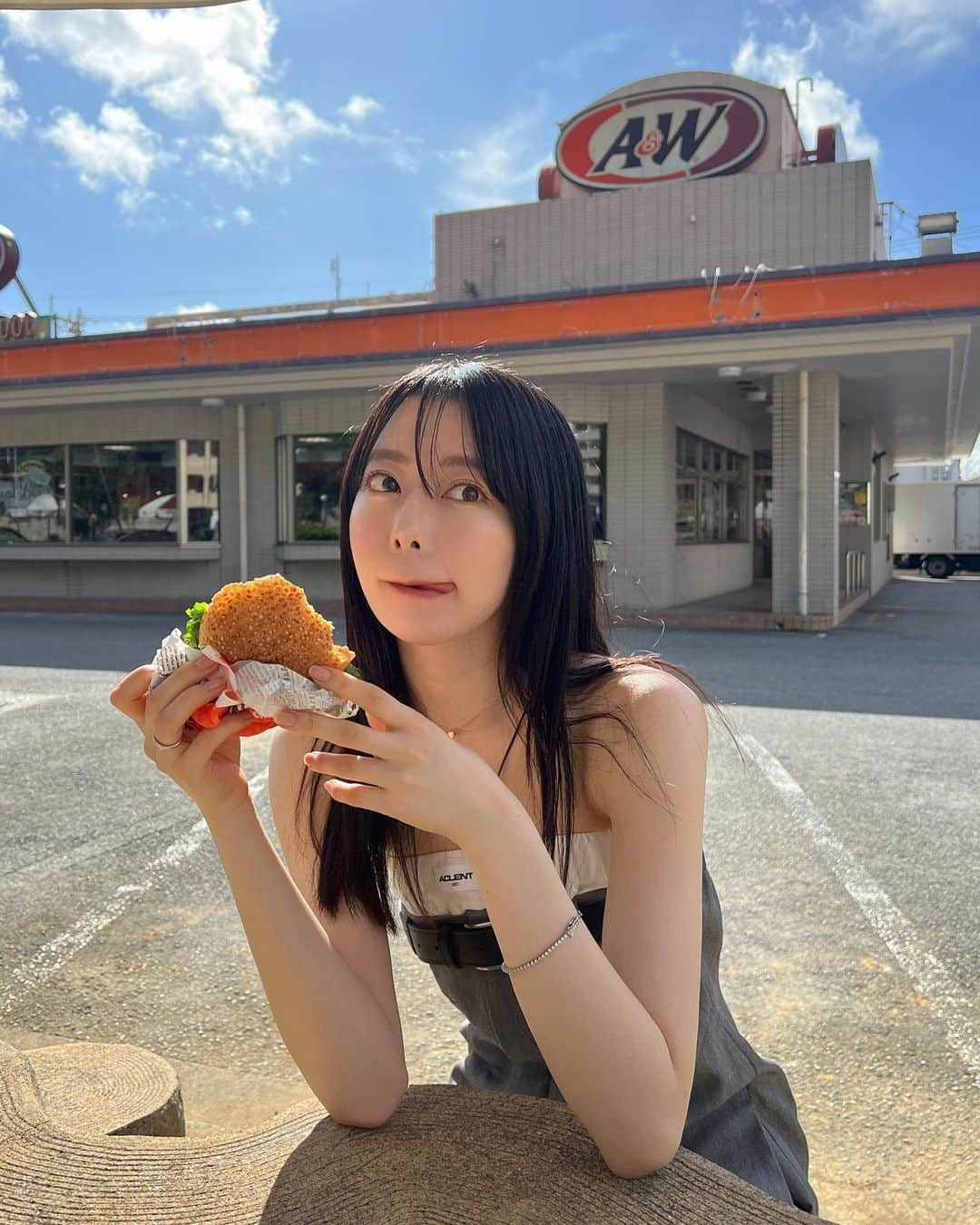 Nagomi（なごみ）のインスタグラム：「沖縄で食べすぎた幸せ🍔🧡」