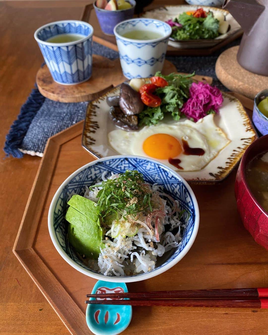 kokochiyoiさんのインスタグラム写真 - (kokochiyoiInstagram)「2023/10/08 日曜日の朝ごはん🍚  ・アボカドしらす丼には 　みょうがとシソをたっぷり ・ぷりぷりしいたけ、小松菜、 　豚モモ、こんにゃく、お豆腐の 　具沢山ごま味噌汁  ・目玉焼き🍳 ・茄子のバルサミコマリネ🍆 ・#カチョカバロ(ミニサイズ🧀) ・プチドライトマト🍅 ・春菊とケールのサラダ ・紫キャベツのマリネ  ・シャインマスカットといちじくの 　#豆乳グルト ・緑茶🍵  最近、 プチドライトマト作りに ハマってます🍅  実は私、生のトマトが少し苦手で😞  でも、トマトに含まれる リコピンの抗酸化作用✨はもちろん、 #13オキソODA(覚えられない…🥺)は 脂肪燃焼効果があるらしく、 やっぱり生は苦手でも トマトは食べたい…🍅  ということで、 夏は無塩のトマトジュースを 飲みまくっていたのですが  最近涼しくなって ジュースがあまり飲めなくなって、 ドライトマトを作り始めました💪  ドライにしたらおいしい上に 保存も効いて最高✨ てことで作りまくってます🍅  私は手っ取り早く プチトマトを半分に切って オープンシートを敷いた天板の上に 切り口を上に並べて、 切り口の水気を上からペーパーで 2-3回取り、お塩を振ったら 130℃オーブンに60分。  オーブンに入れたら放っておくだけで おいしいドライトマトの出来上がり🤗  焼くときに生のタイム🌿や ニンニクスライス🧄を一緒に焼いて、 それらをそのまま オリーブオイルに漬けても👍 前菜風にしたり、パスタに使えます😋 #kokochiyoiレシピ   よかったら作ってみてくださいね🍅  #ドライトマト作り  #ドライトマトのオイル漬け  #リコピン」10月8日 20時55分 - kokochiyoi