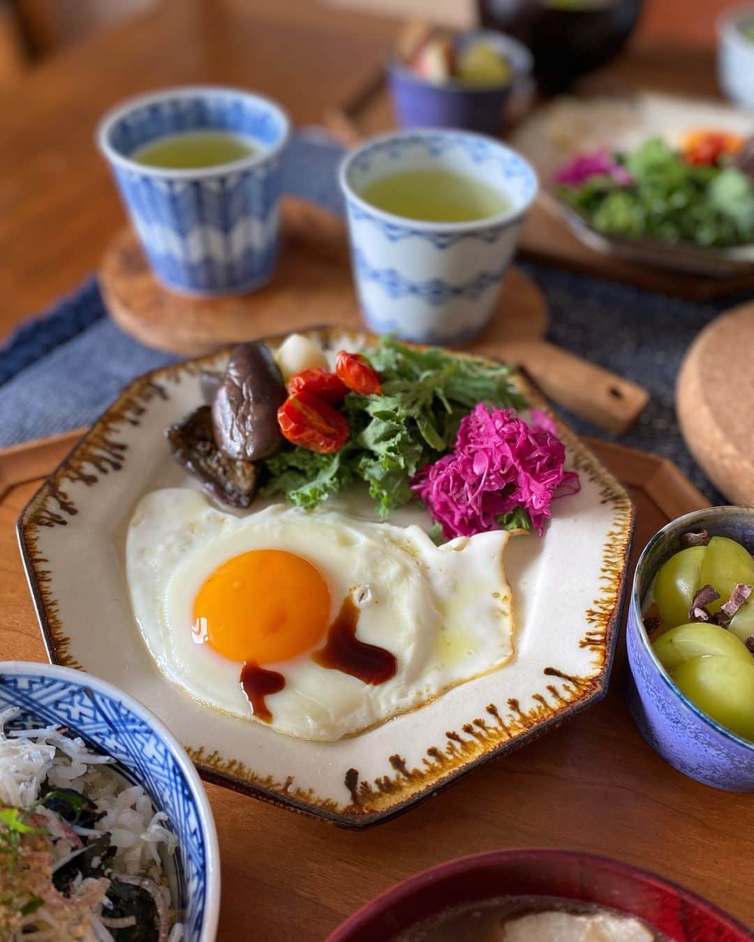 kokochiyoiのインスタグラム：「2023/10/08 日曜日の朝ごはん🍚  ・アボカドしらす丼には 　みょうがとシソをたっぷり ・ぷりぷりしいたけ、小松菜、 　豚モモ、こんにゃく、お豆腐の 　具沢山ごま味噌汁  ・目玉焼き🍳 ・茄子のバルサミコマリネ🍆 ・#カチョカバロ(ミニサイズ🧀) ・プチドライトマト🍅 ・春菊とケールのサラダ ・紫キャベツのマリネ  ・シャインマスカットといちじくの 　#豆乳グルト ・緑茶🍵  最近、 プチドライトマト作りに ハマってます🍅  実は私、生のトマトが少し苦手で😞  でも、トマトに含まれる リコピンの抗酸化作用✨はもちろん、 #13オキソODA(覚えられない…🥺)は 脂肪燃焼効果があるらしく、 やっぱり生は苦手でも トマトは食べたい…🍅  ということで、 夏は無塩のトマトジュースを 飲みまくっていたのですが  最近涼しくなって ジュースがあまり飲めなくなって、 ドライトマトを作り始めました💪  ドライにしたらおいしい上に 保存も効いて最高✨ てことで作りまくってます🍅  私は手っ取り早く プチトマトを半分に切って オープンシートを敷いた天板の上に 切り口を上に並べて、 切り口の水気を上からペーパーで 2-3回取り、お塩を振ったら 130℃オーブンに60分。  オーブンに入れたら放っておくだけで おいしいドライトマトの出来上がり🤗  焼くときに生のタイム🌿や ニンニクスライス🧄を一緒に焼いて、 それらをそのまま オリーブオイルに漬けても👍 前菜風にしたり、パスタに使えます😋 #kokochiyoiレシピ   よかったら作ってみてくださいね🍅  #ドライトマト作り  #ドライトマトのオイル漬け  #リコピン」