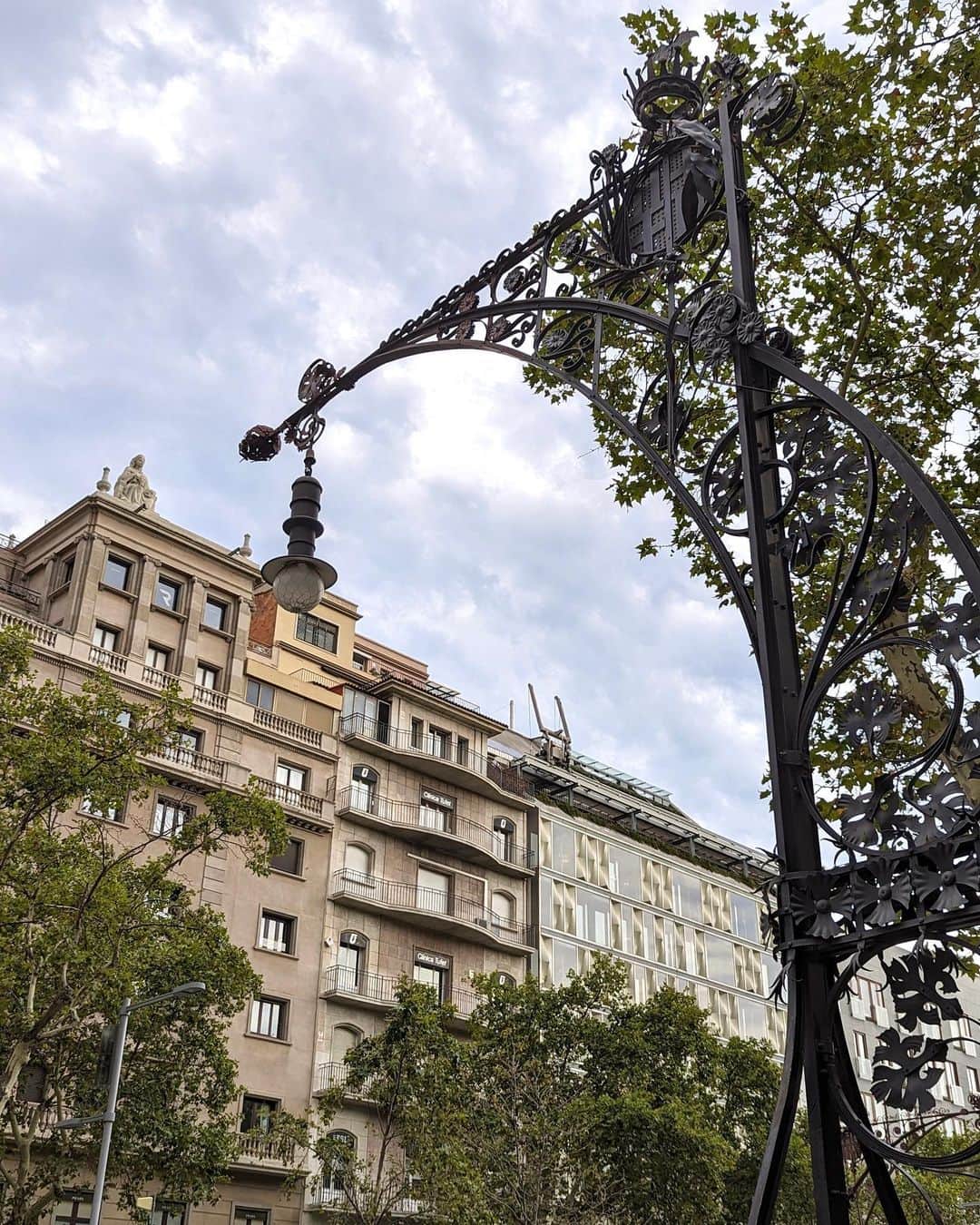 安岡あゆみさんのインスタグラム写真 - (安岡あゆみInstagram)「. Passeig de Gràcia🇪🇸 独特な20世紀建築物と高級ブランド店が立ち並ぶグラシア通り。 . 世界遺産に登録されている「カサ・ミラ（Casa Milla）」と「カサ・バトリョ（Casa Batllo）」はアントニ・ガウディの代表的な作品。 モデルニスモ様式という曲線が特徴で、植物をはじめとした自然界をモチーフとし、曲独創的で芸術的なデザインです。 . 花模様を巧みに表現したことから「花の建築家」と呼ばれ、生前はガウディ以上に名声を博したモンタネールにより改装された「カサ・リェオ・イ・モレラ」。 1階にはスペイン王室御用達の高級ブランド「ロエベ LOEWE」が入っています。 ブランドブティックの中でも一際目立っていました。 . グラシア通りは日本で言うと、銀座のような雰囲気かな🛍️ . . #barcelona #spain #barcelonatravel #spaintravel #passeigdegracia #casamila #casabatllo #antonigaudi #montaner #ayumi_y_travel #バルセロナ #スペイン #グラシア通り #アントニガウディ #カサミラ #カサバトリョ #モンタネール #ロエベ #バルセロナ旅行 #スペイン旅行 #ヨーロッパ旅行 #ヨーロッパ周遊 #世界遺産」10月8日 20時52分 - ayumi_yasuoka