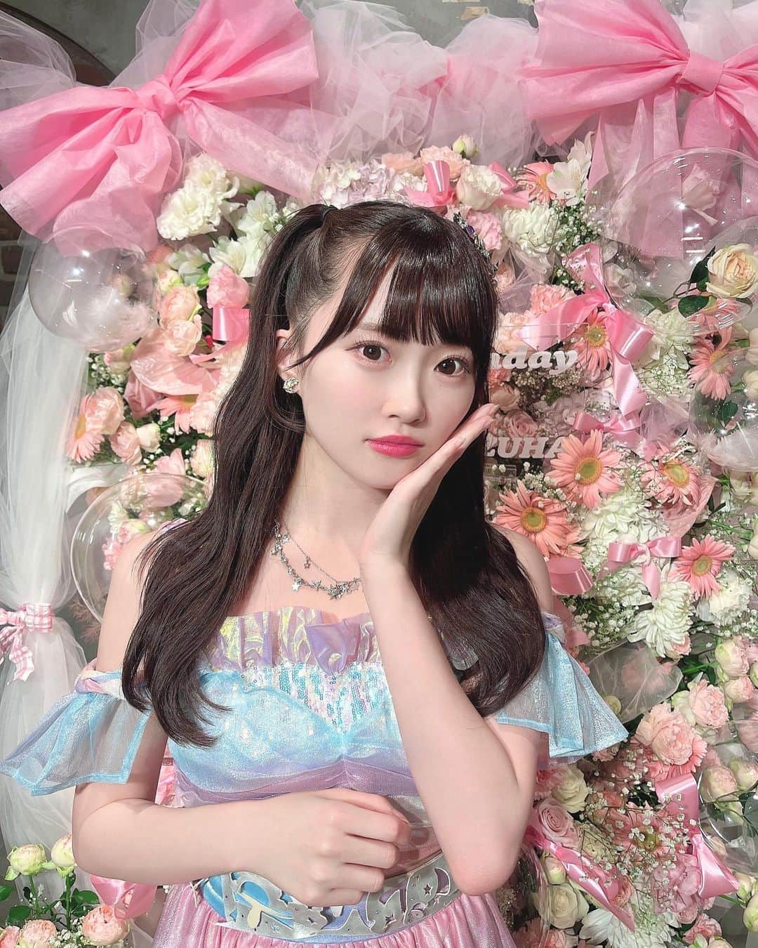 山根涼羽のインスタグラム：「.  １年に１度の大切にしている生誕祭 こんな素敵に … ありがとうございました 💐♡  公演中のペンライトやうちわやグッズ 「 海を渡れ！」のメンバーとお揃いの旗に ＂おめでとう＂の時に見せてくれたポスター こんなにもかわいいスタンドフラワーと横断幕 昨日の全ての出来事が宝物です 😢  私のすきとうれしいと大切にしているものを ぎゅっ！と詰めこんでくださりしあわせがいっぱいでした 🛋  劇場で観てくださった方も ､ 配信で見てくださった方も お祝いの気持ちを届けてくださった方も 全ての皆様に感謝です ！ありがとうございました ☺️💕」