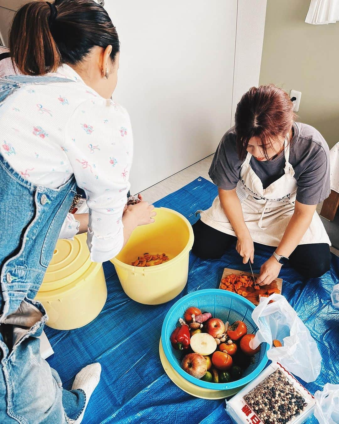 滝裕可里さんのインスタグラム写真 - (滝裕可里Instagram)「秋の手作り酵素WS 第一弾 無事に終了いたしました🍎🍎🍎  ご参加いただいた皆さま ありがとうございました！！  真剣に聞いてくださる眼差しや メモをとってくれる手、 オリジナルのテキストを読んでくれる時間  この酵素作りをお伝え出来ることが 本当に嬉しいです。  伝えたいことがありすぎる 手作り酵素の世界  自分の手で混ぜて作ることで 自分の味方である常在菌が入る  旬のモノで作ることで 季節に適応できるように助けてくれる  黙々と切っては混ぜて 新鮮なエネルギーに手で触れて 童心に帰りながら五感が喜ぶ時間に 参加してくださった方々も ニヤニヤしながら作られていました♡  次回、【秋の酵素作りWS  第二弾】の 開催も決定しておりますっ🧡  ◾️日時　11月21日 10時〜14時 ◾️場所　東京都内(ご予約後お伝えします) ◾️料金　¥35,000(テキスト、砂糖、酵素の素、タル、ザル含む)ドリンク付き ◾️持ち物　3キロ分の材料、タオル、汚れてもいい服かエプロン  すでにご予約頂いておりますが まだ数名ご参加可能です…✨  ご予約やご質問がある方は お気軽にDMしてくださいませ☺️  最後のページに詳細載せています  #手作り酵素 #WS #酵素 #常在菌 #微生物 #腸内細菌 #旬の食材 #秋の味覚 #身土不二」10月8日 20時52分 - takiyukari_official