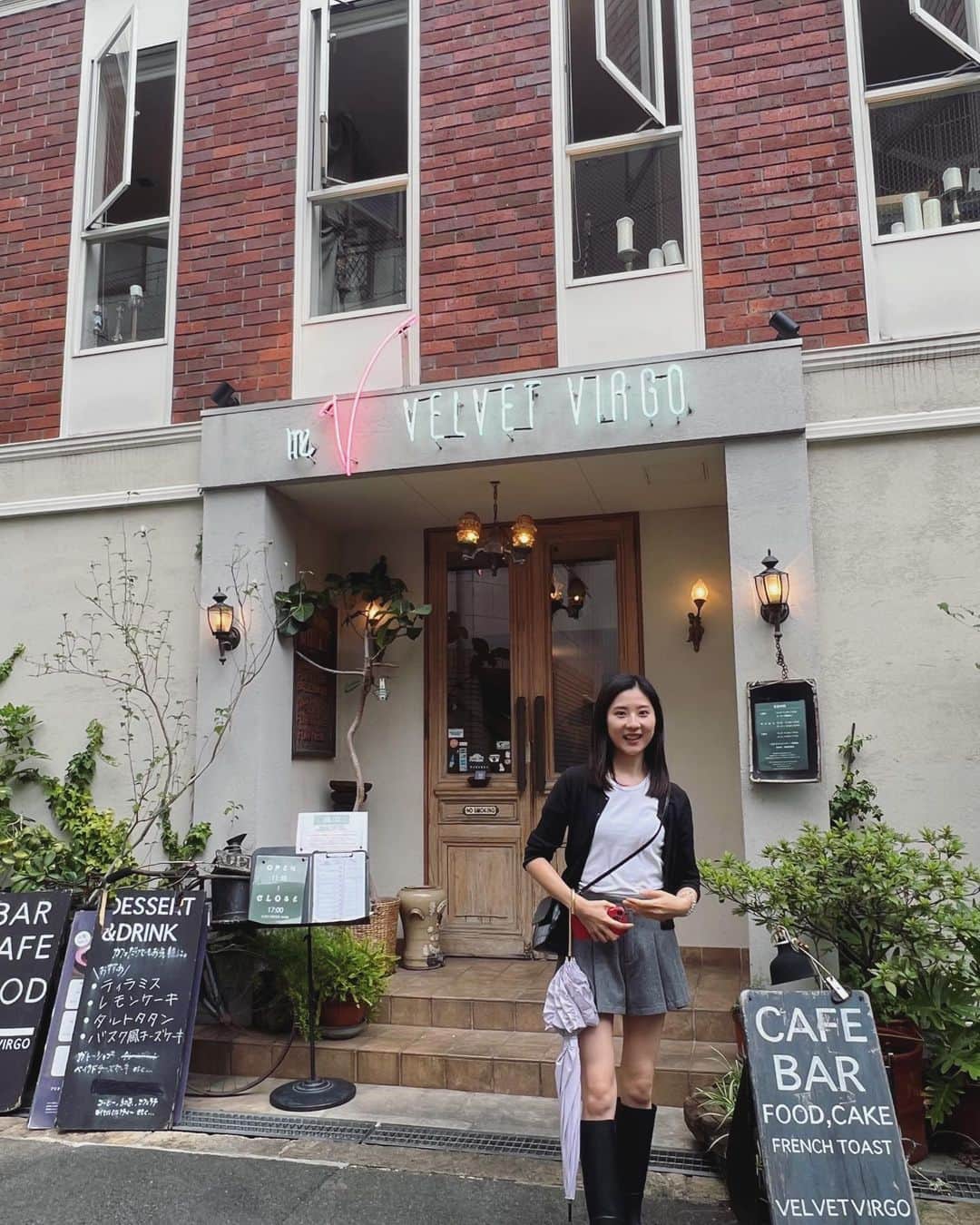林萌々香のインスタグラム：「行ってみたかったVELVET VIRGOでランチ🍽️ 柔らかローストポークとふわっふわのブリオッシュが美味しかった✨  しゅうちゃんの即決力にびっくりした日😂 私も見習わないと笑 いつ会っても笑いが絶えなくて今日も楽しい時間になりました🌼」