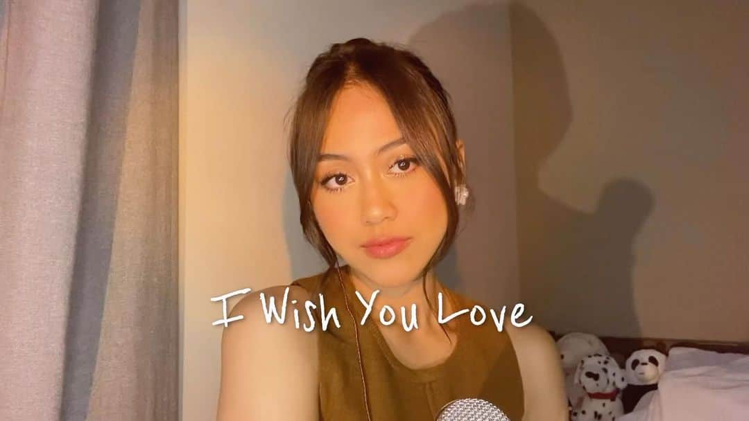 フランシスカ・サラスワティ・プスパ・デウィのインスタグラム：「So with my best, my very best, i set you free 🫧🔓🤍 I wish you love cover by me! Go check my youtube channel : Sisca Saras for longer vers 🐻」