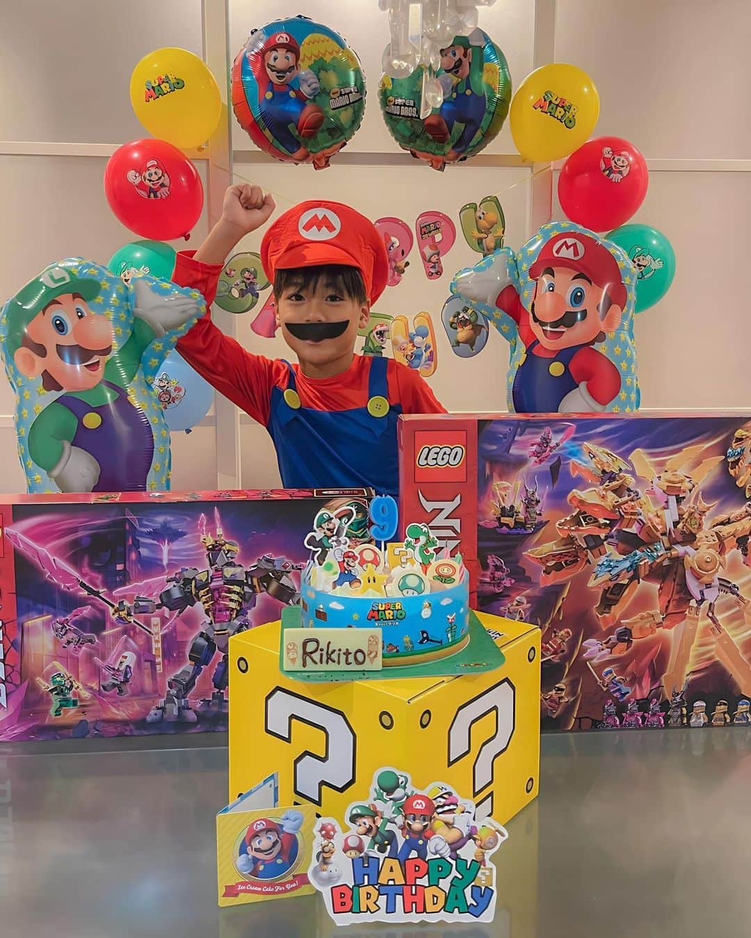 かなのインスタグラム：「10/8🎂 𝐇𝐚𝐩𝐩𝐲 𝐁𝐢𝐫𝐭𝐡𝐝𝐚𝐲 𝐑𝐈𝐊𝐈𝐓𝐎💖 ． 力翔、9歳になりました💖 今日はたまたま野球の練習がお休みになって、本当に久しぶりに家族4人でお出かけできて、力翔の誕生日のお祝いもできました🎂 ． 今年の春に野球クラブに入ってから 野球が大好きになって、毎日野球三昧な力翔⚾️ お家では末っ子、甘えん坊な力翔だけど外に出ると実はとってもクールで🤣 これからも頑張る力翔がいつでも甘えられる場所はここにあるからね🥰 ． りーくんが小さい頃から見てます‼︎とよくDMでも言ってもらう事が多くて、可愛がってもらってる力翔🥰 いつもありがとうございます🥹💕 ． ． #誕生日#おめでとう#息子#9歳#小学生#マリオ#スーパーマリオ#LEGO#誕生日プレゼント#hbd#9yearsold」