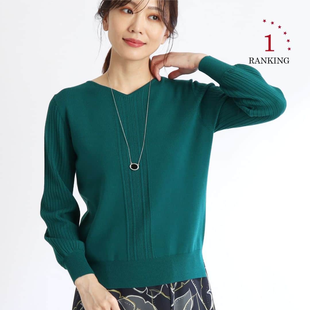 のインスタグラム：「WEEKLY RANKING - tops -  今、店舗とオンラインストアでリアルに売れている 人気トップスBEST3をランキングでご紹介します。  秋コーデに映えるカラーニットや お仕事やお出かけシーンに活躍してくれる インナーにぴったりのカットソーがランクイン！  ぜひチェックしてみてください♪  ｜商品情報｜ ①センターデザインVネックニット No.101-17432｜¥14,960(taxin) ②ジャガード編みのニットプルオーバー No.101-17470｜¥14,960(taxin) ③アシンメトリータックシフォンブラウス No.101-17301｜¥13,970(taxin)  ▼プロフィール@reflect_kobe_officialより、 公式サイトページにリンク頂けます。  #reflect #リフレクト」